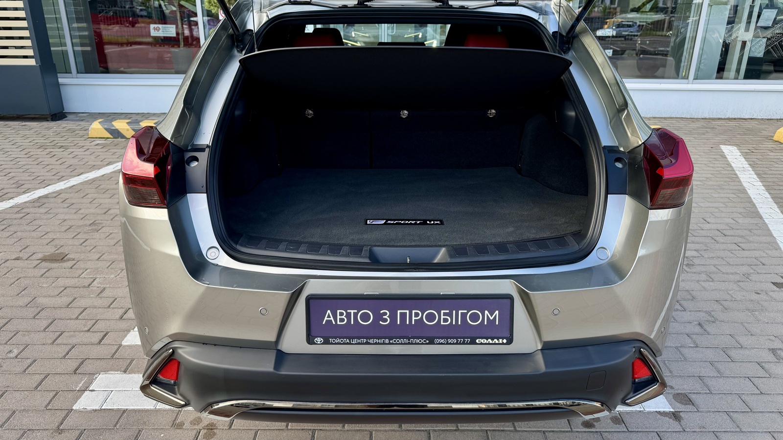 Lexus UX 2020 року, Універсал, Тойота Центр Чернігів "Соллі-Плюс", м.Чернігів | Фото № 10 Lexus UX 2020 року з пробігом 65585 км, Універсал, Тойота Центр Чернігів "Соллі-Плюс", м.Чернігів - 1237000 ГРН | Фото № 10