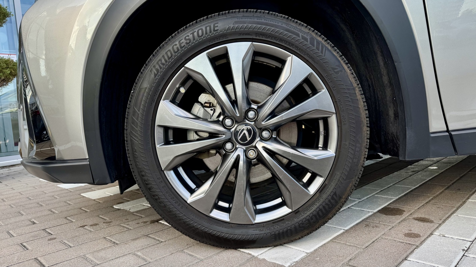 Lexus UX 2020 року, Універсал, Тойота Центр Чернігів "Соллі-Плюс", м.Чернігів | Фото № 15 Lexus UX 2020 року з пробігом 65585 км, Універсал, Тойота Центр Чернігів "Соллі-Плюс", м.Чернігів - 1237000 ГРН | Фото № 15
