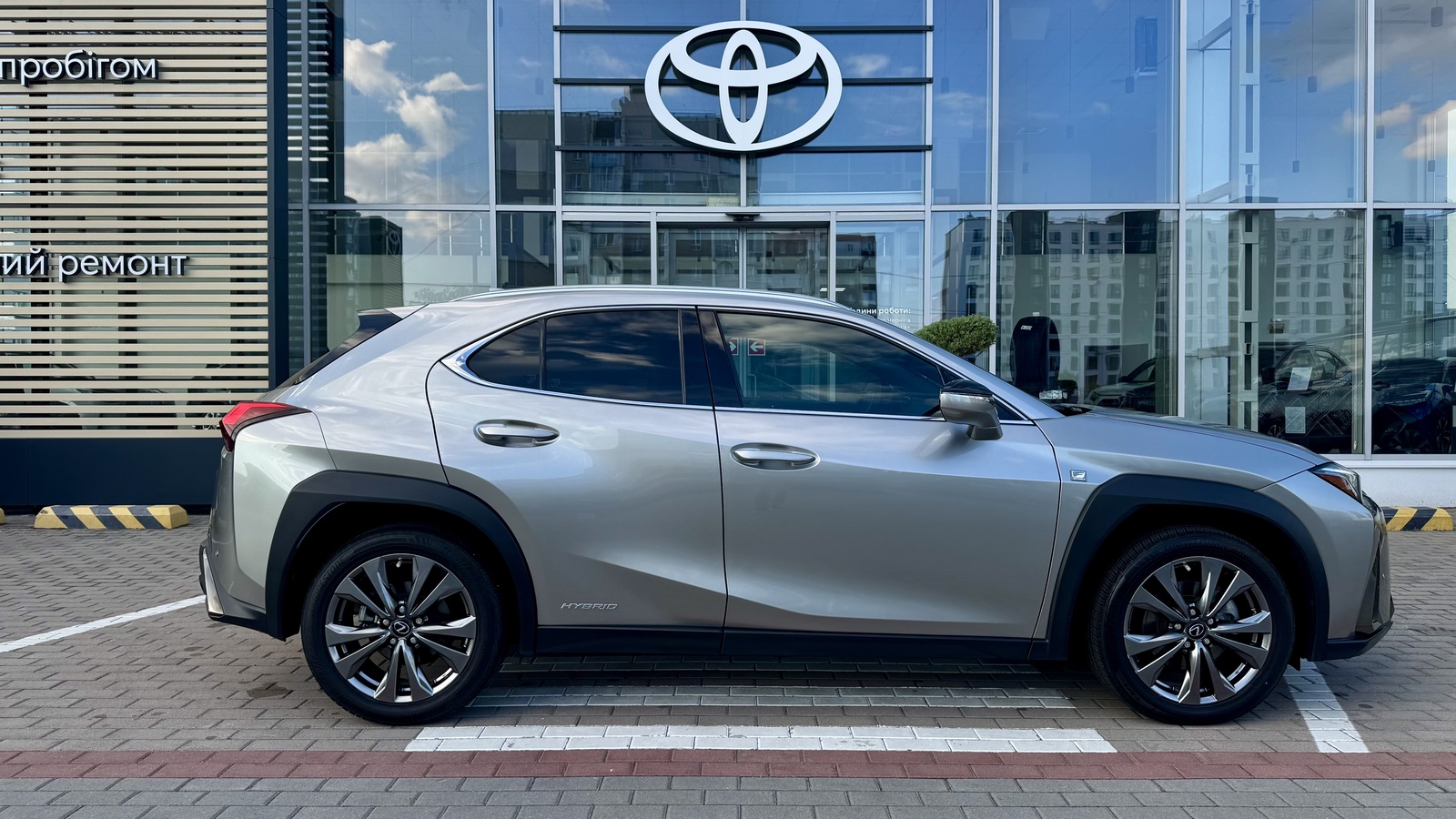 Lexus UX 2020 року, Універсал, Тойота Центр Чернігів "Соллі-Плюс", м.Чернігів | Фото № 16 Lexus UX 2020 року з пробігом 65585 км, Універсал, Тойота Центр Чернігів "Соллі-Плюс", м.Чернігів - 1237000 ГРН | Фото № 16
