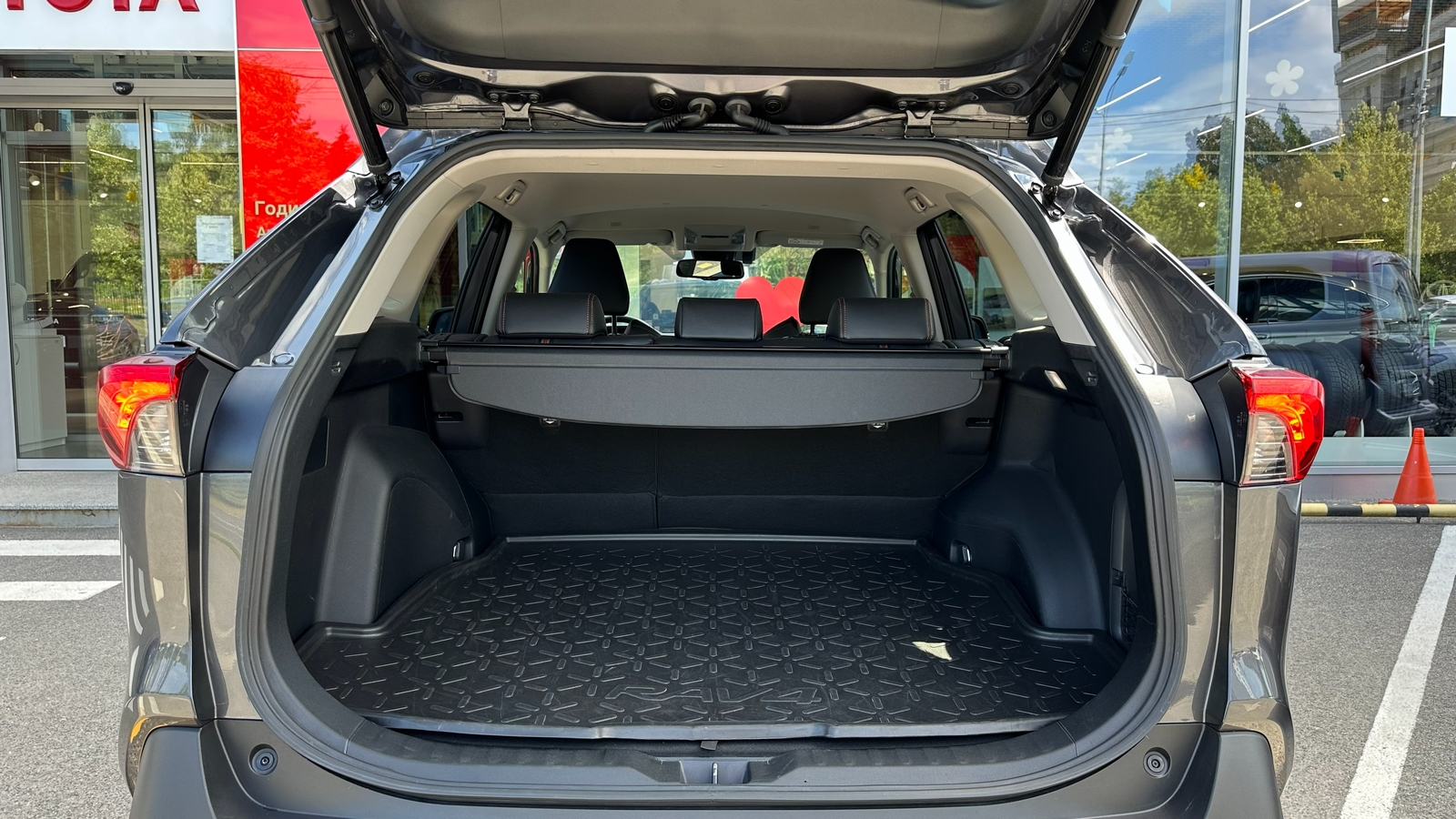 Toyota RAV4 2023 року, Універсал, Тойота Центр Харків "Артсіті", м.Харків | Фото № 10 Toyota RAV4 2023 року з пробігом 17183 км, Універсал, Тойота Центр Харків "Артсіті", м.Харків - 1975500 ГРН | Фото № 10