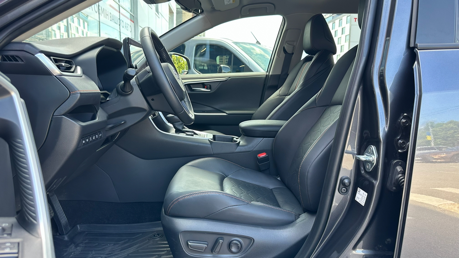 Toyota RAV4 2023 року, Універсал, Тойота Центр Харків "Артсіті", м.Харків | Фото № 12 Toyota RAV4 2023 року з пробігом 17183 км, Універсал, Тойота Центр Харків "Артсіті", м.Харків - 1975500 ГРН | Фото № 12