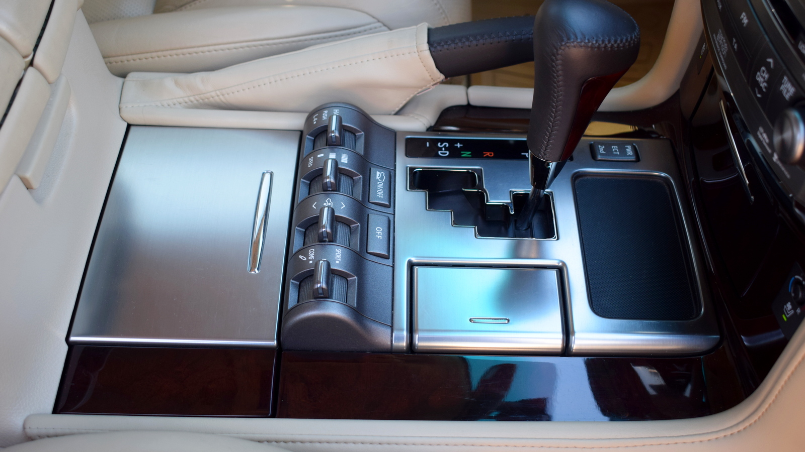 Lexus LX 2010 року, Універсал, Тойота Центр Житомир "Стар - Кар", м.Житомир | Фото № 24 Lexus LX 2010 року з пробігом 70983 км, Універсал, Тойота Центр Житомир "Стар - Кар", м.Житомир - 2453000 ГРН | Фото № 24