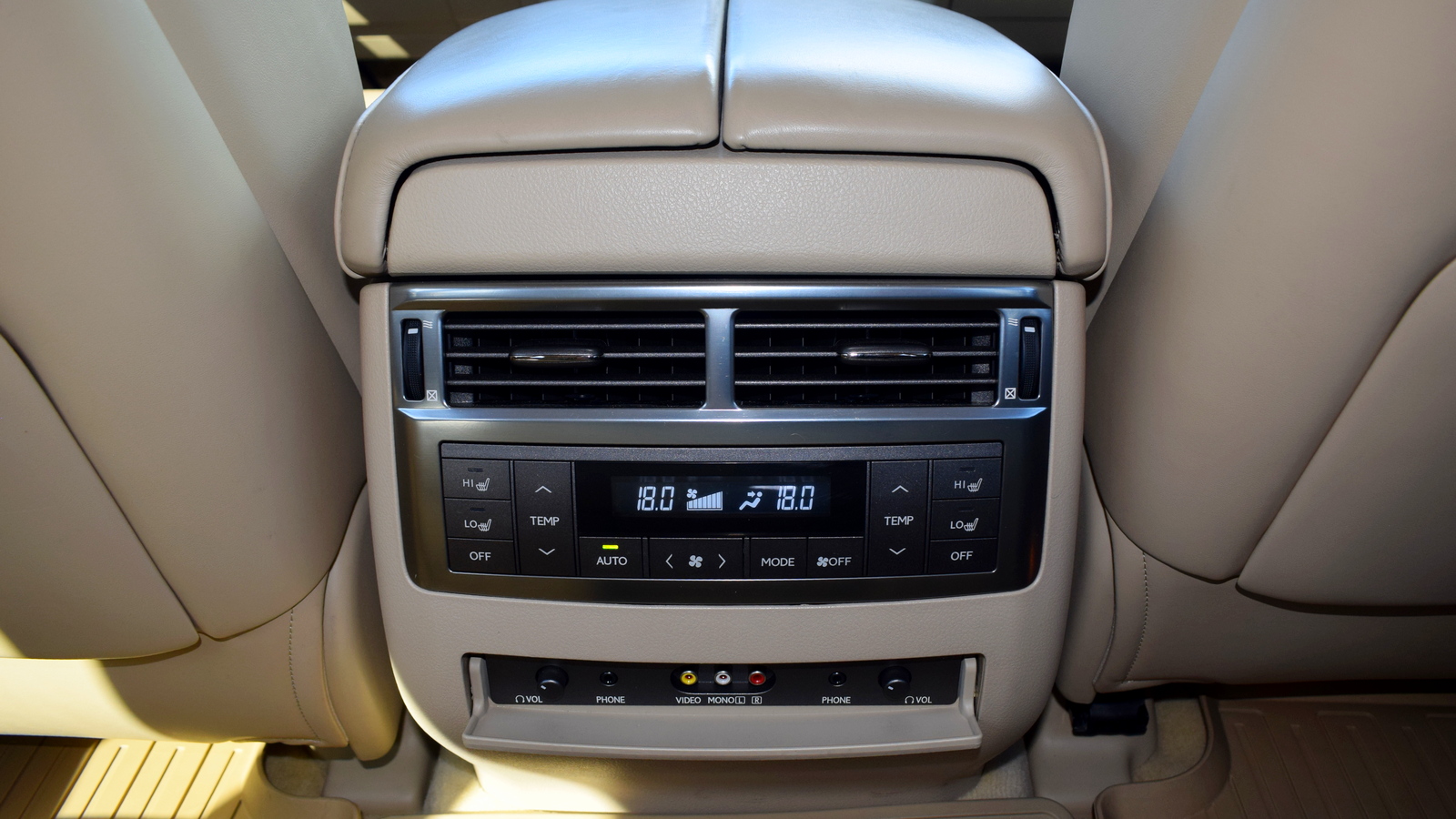 Lexus LX 2010 року, Універсал, Тойота Центр Житомир "Стар - Кар", м.Житомир | Фото № 28 Lexus LX 2010 року з пробігом 70983 км, Універсал, Тойота Центр Житомир "Стар - Кар", м.Житомир - 2453000 ГРН | Фото № 28