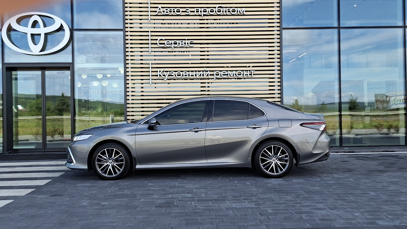Toyota CAMRY 2023 року, Седан, Тойота Центр Ужгород "Карат Мотор", м.Ужгород | Фото № 3 Toyota CAMRY 2023 року з пробігом 104487 км, Седан, Тойота Центр Ужгород "Карат Мотор", м.Ужгород - 1420000 ГРН | Фото № 3