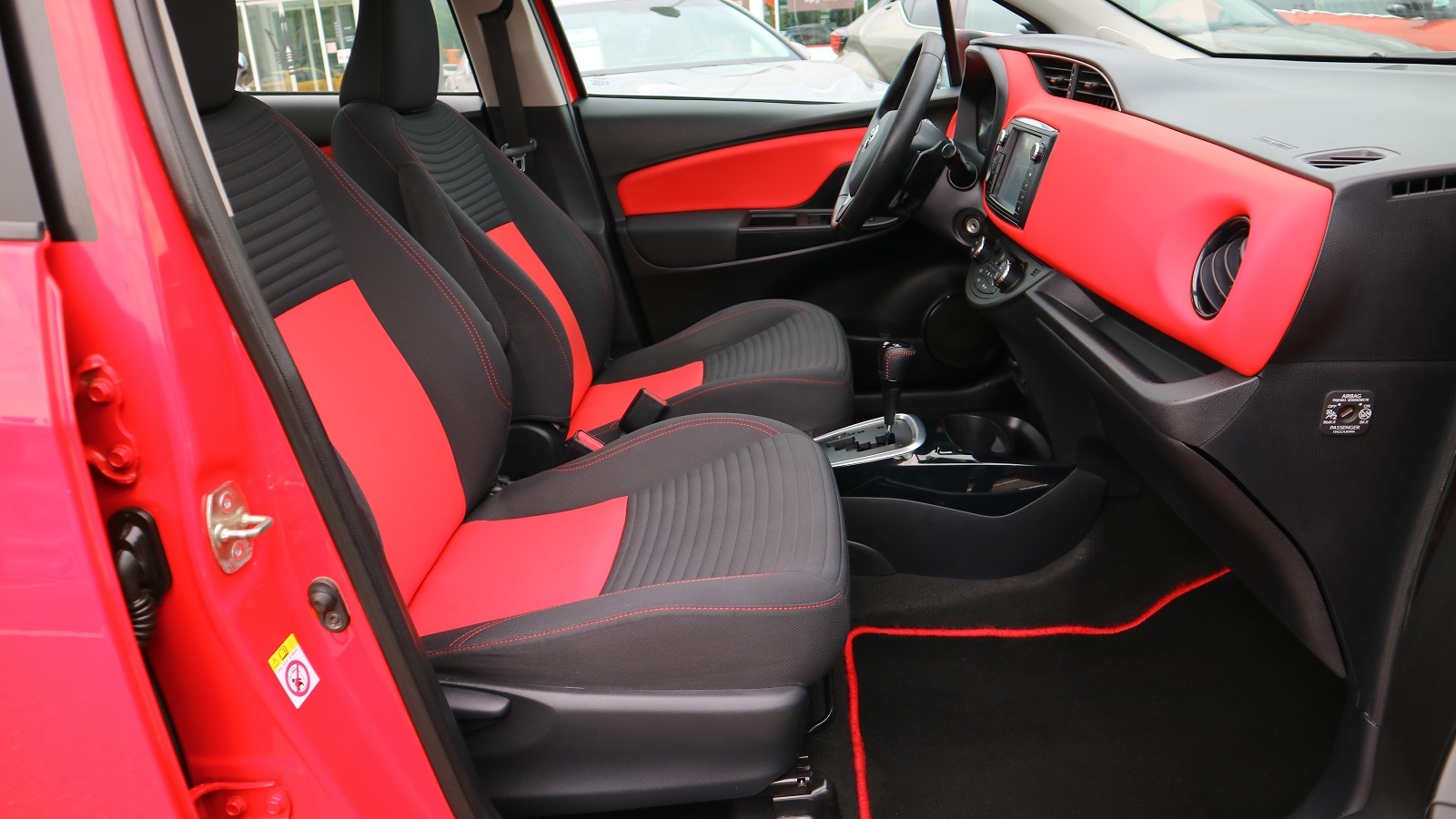 Toyota YARIS 2016 року, Хетчбек, Тойота Центр Київ "Автосаміт Укравто Столичне", м.Київ | Фото № 6 Toyota YARIS 2016 року з пробігом 176829 км, Хетчбек, Тойота Центр Київ "Автосаміт Укравто Столичне", м.Київ - 433000 ГРН | Фото № 6