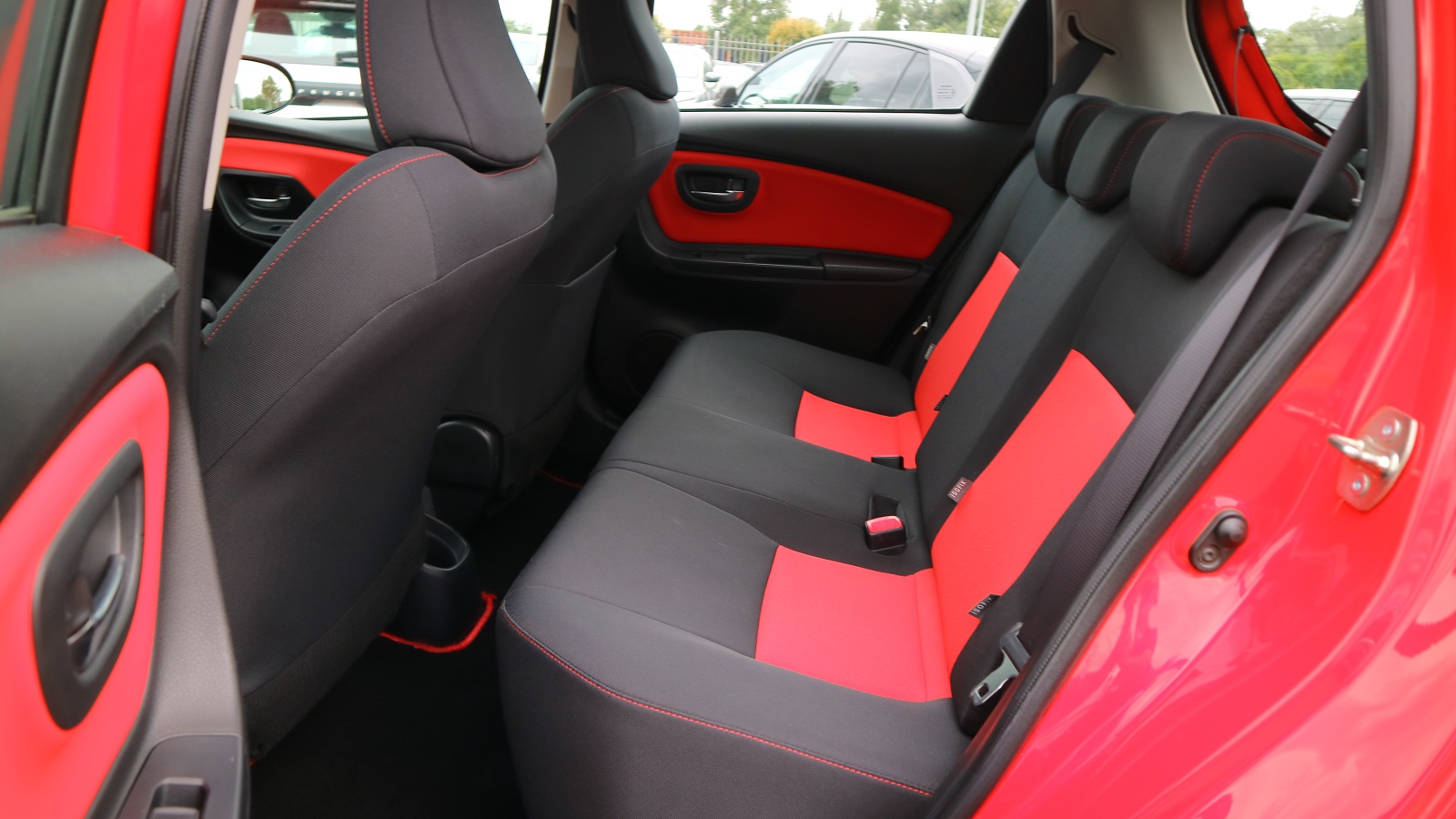 Toyota YARIS 2016 року, Хетчбек, Тойота Центр Київ "Автосаміт Укравто Столичне", м.Київ | Фото № 14 Toyota YARIS 2016 року з пробігом 176829 км, Хетчбек, Тойота Центр Київ "Автосаміт Укравто Столичне", м.Київ - 433000 ГРН | Фото № 14