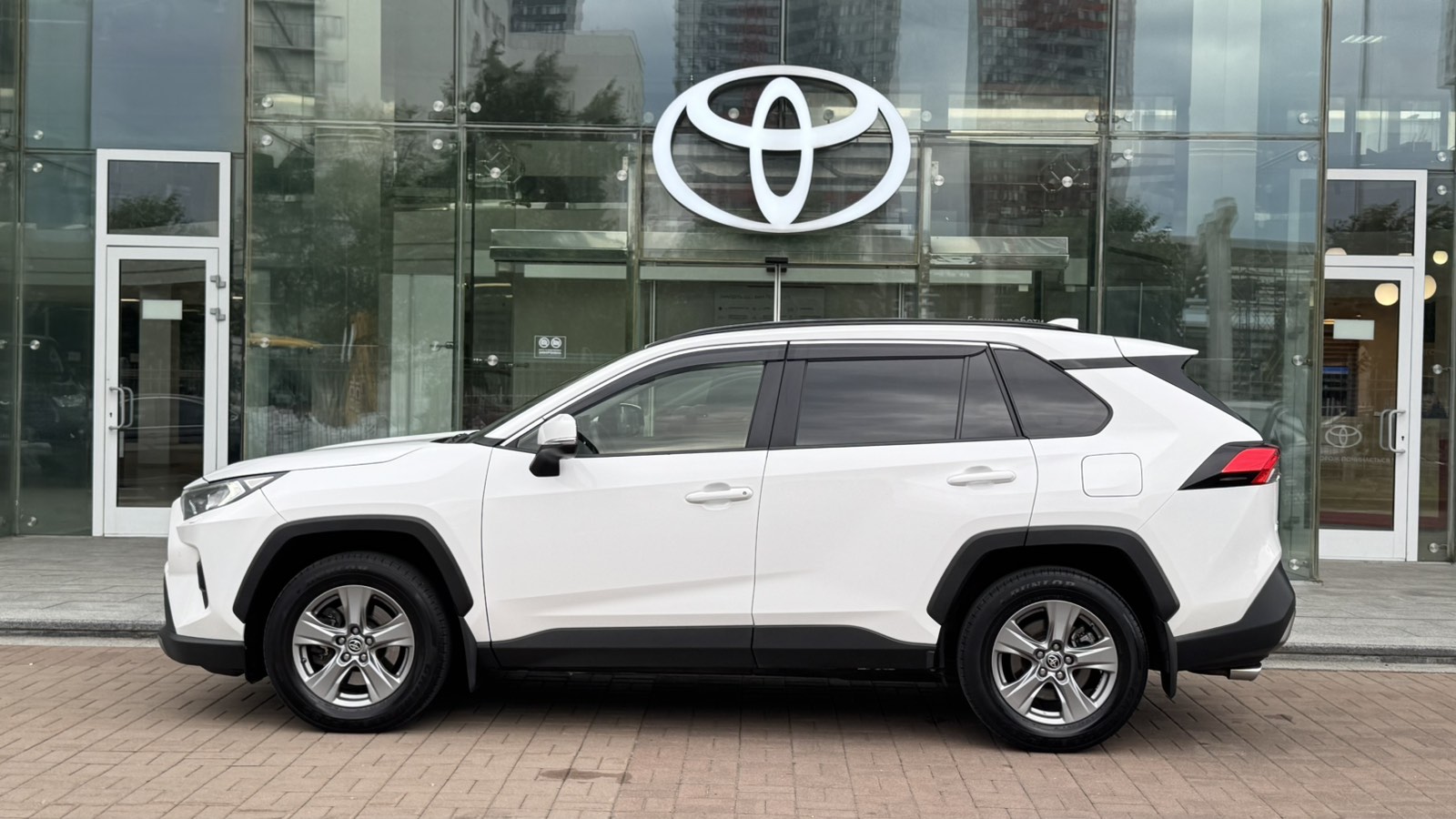 Toyota RAV4 2023 року, Універсал, Тойота Центр Київ "Автосаміт Укравто", м.Київ | Фото № 3 Toyota RAV4 2023 року з пробігом 160342 км, Універсал, Тойота Центр Київ "Автосаміт Укравто", м.Київ - 1400000 ГРН | Фото № 3