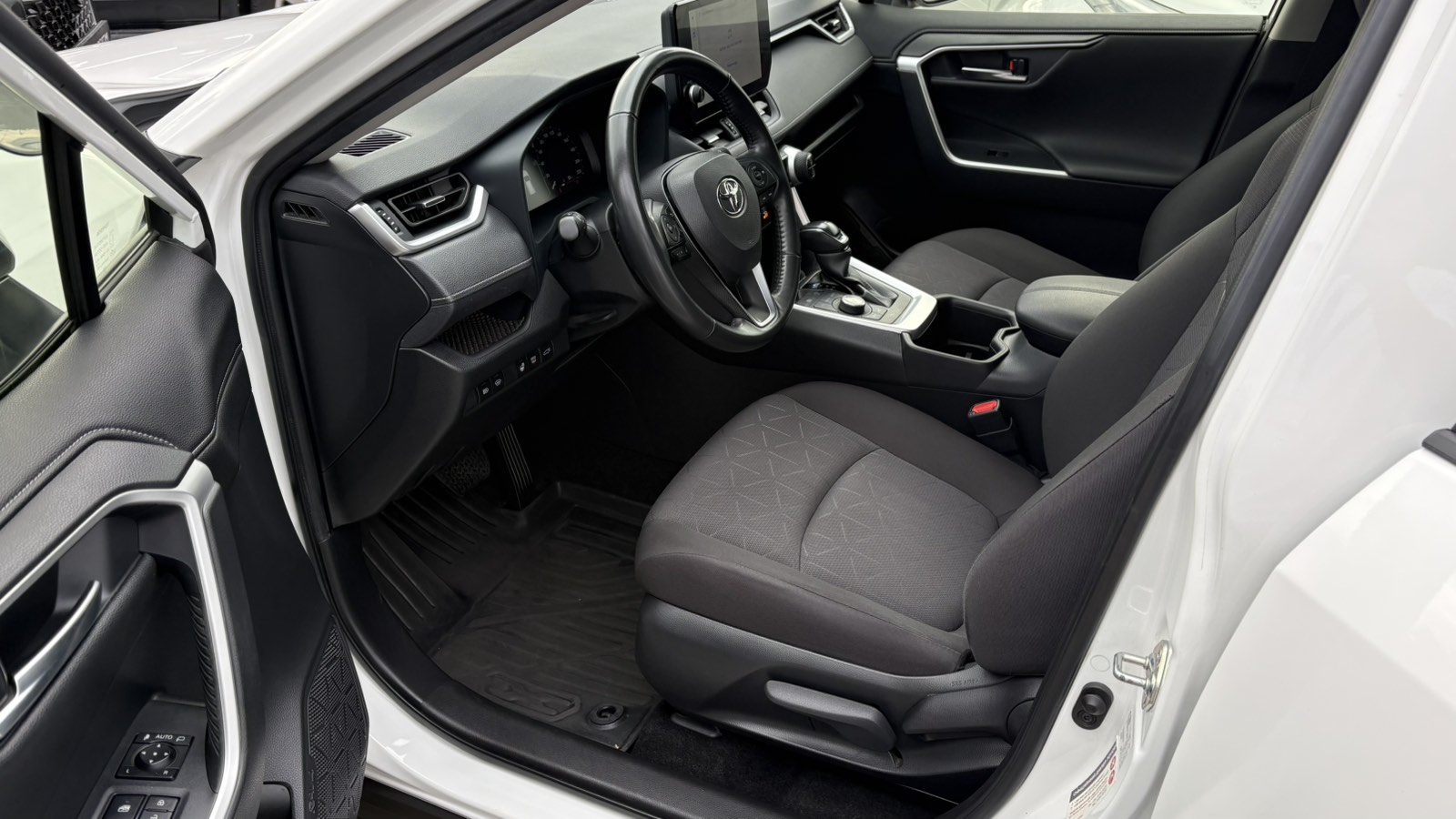 Toyota RAV4 2023 року, Універсал, Тойота Центр Київ "Автосаміт Укравто", м.Київ | Фото № 12 Toyota RAV4 2023 року з пробігом 160342 км, Універсал, Тойота Центр Київ "Автосаміт Укравто", м.Київ - 1400000 ГРН | Фото № 12