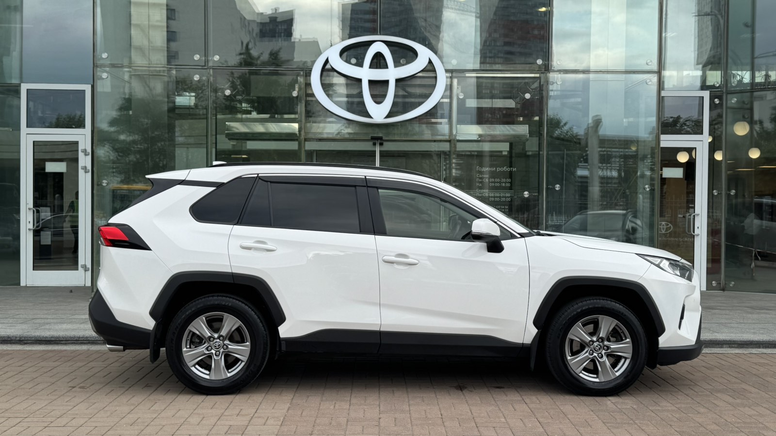 Toyota RAV4 2023 року, Універсал, Тойота Центр Київ "Автосаміт Укравто", м.Київ | Фото № 16 Toyota RAV4 2023 року з пробігом 160342 км, Універсал, Тойота Центр Київ "Автосаміт Укравто", м.Київ - 1400000 ГРН | Фото № 16