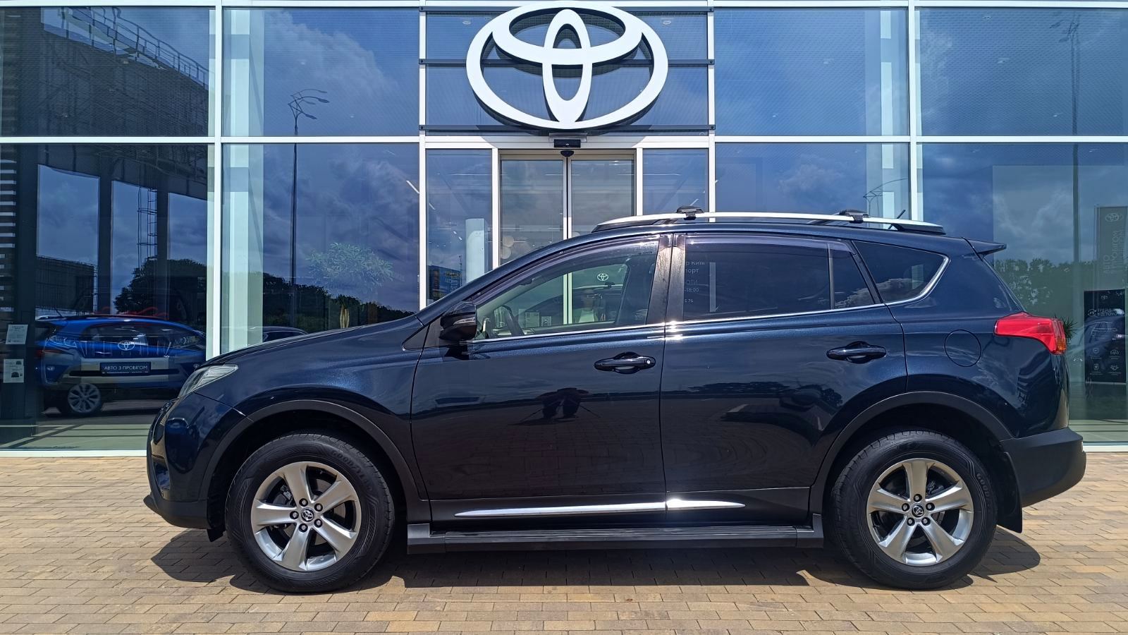 Toyota RAV4 2015 року з пробігом 187056 км, Універсал, Тойота Центр Київ «ВІДІ Аеропорт», м.Київ - 825000 ГРН | Фото № 3