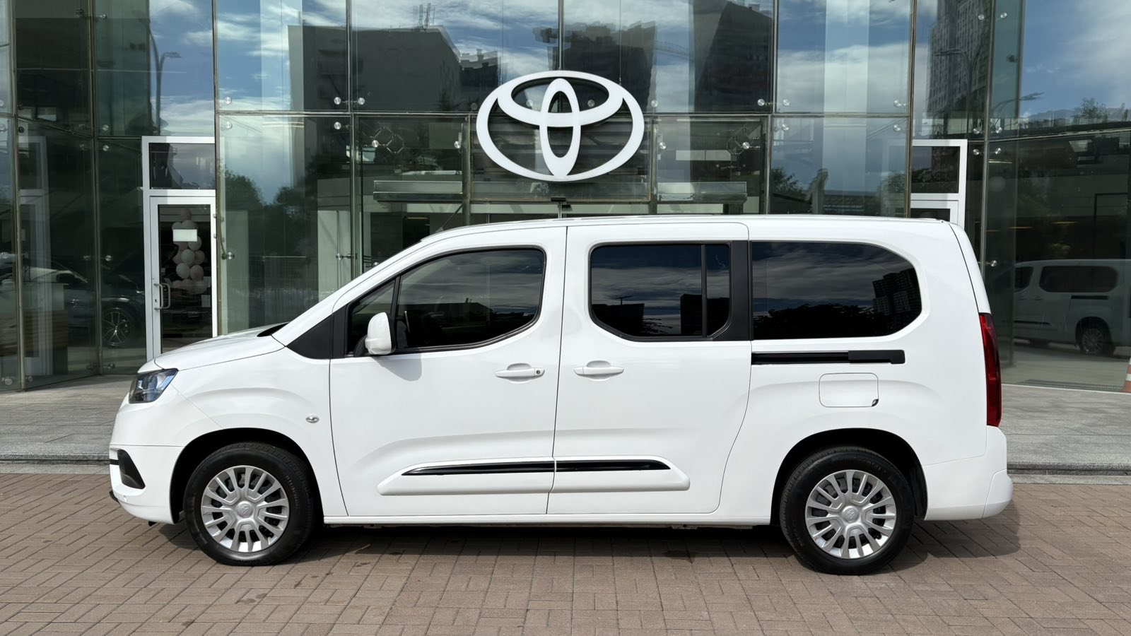 Toyota PROACE CITY VERSO 2021 року з пробігом 87029 км, Універсал, Тойота Центр Київ "Автосаміт Укравто", м.Київ - 1218100 ГРН | Фото № 3