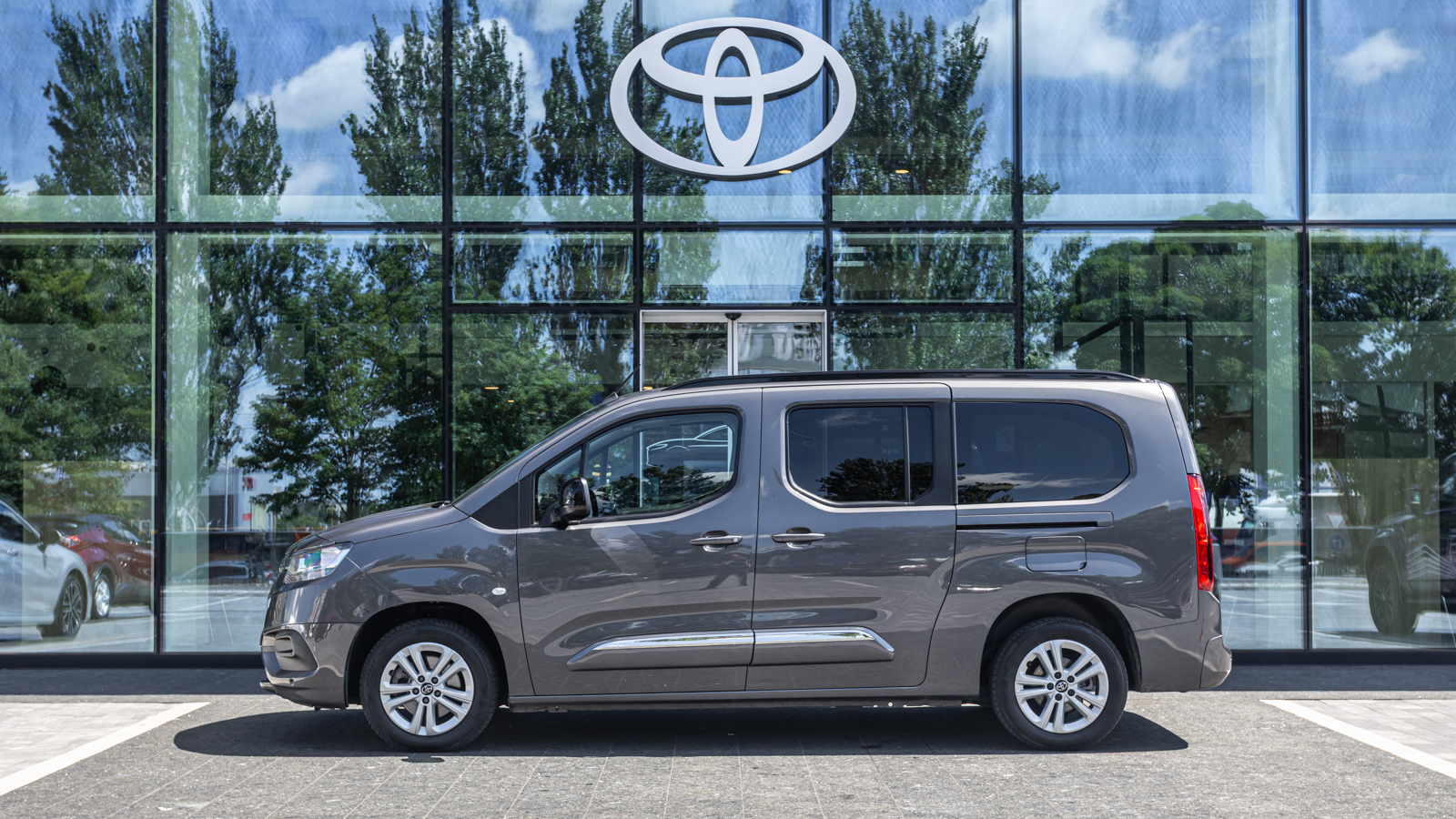 Toyota PROACE CITY VERSO 2023 року з пробігом 82069 км, Мінівен, Тойота Центр Дніпро "Алмаз Мотор" на Запорізькому шосе, м.Дніпро - 1080000 ГРН | Фото № 3