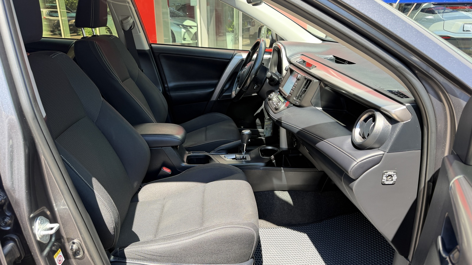 Toyota RAV4 2017 року, Універсал, Тойота Центр Кривий Ріг "Алмаз Сістем", м.Кривий Ріг | Фото № 6 Toyota RAV4 2017 року з пробігом 68936 км, Універсал, Тойота Центр Кривий Ріг "Алмаз Сістем", м.Кривий Ріг - 900000 ГРН | Фото № 6