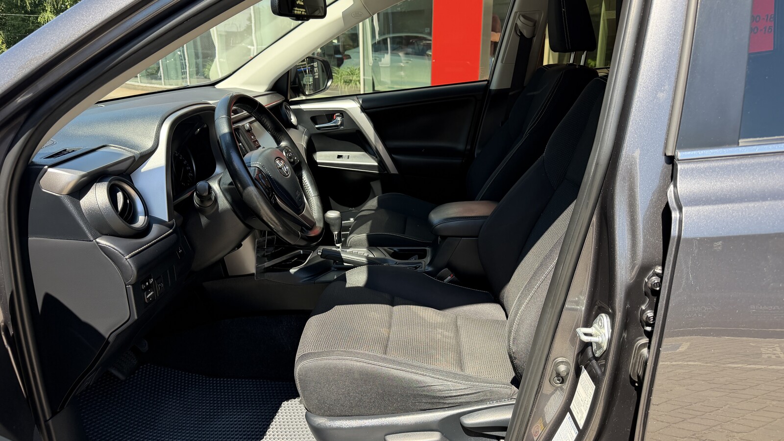 Toyota RAV4 2017 року, Універсал, Тойота Центр Кривий Ріг "Алмаз Сістем", м.Кривий Ріг | Фото № 12 Toyota RAV4 2017 року з пробігом 68936 км, Універсал, Тойота Центр Кривий Ріг "Алмаз Сістем", м.Кривий Ріг - 900000 ГРН | Фото № 12