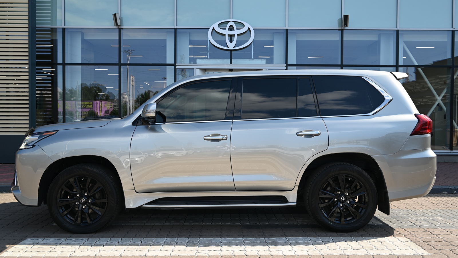 Lexus LX 2018 року, Універсал, Тойота Центр Київ "Сіті Плаза", м.Київ | Фото № 3 Lexus LX 2018 року з пробігом 83724 км, Універсал, Тойота Центр Київ "Сіті Плаза", м.Київ - 2926935 ГРН | Фото № 3