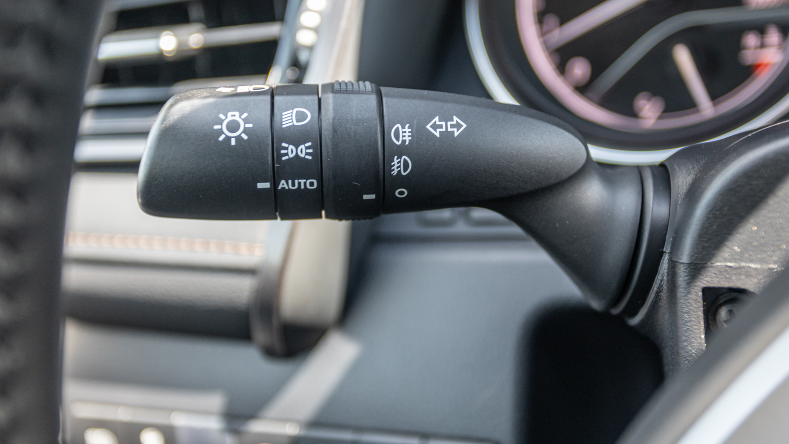 Toyota CAMRY 2019 року, Седан, Тойота Центр Дніпро "Алмаз Мотор" на Запорізькому шосе, м.Дніпро | Фото № 24 Toyota CAMRY 2019 року з пробігом 150035 км, Седан, Тойота Центр Дніпро "Алмаз Мотор" на Запорізькому шосе, м.Дніпро - 1115000 ГРН | Фото № 24