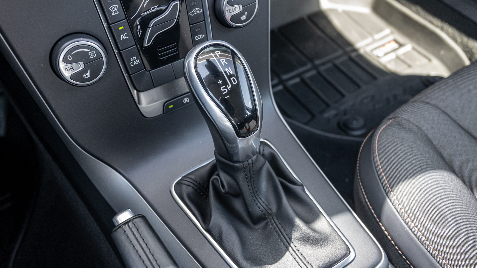 Інші авто VOLVO V40 2017 року, Хетчбек, Тойота Центр Дніпро "Алмаз Мотор" на Запорізькому шосе, м.Дніпро | Фото № 28 Інші авто VOLVO V40 2017 року з пробігом 118745 км, Хетчбек, Тойота Центр Дніпро "Алмаз Мотор" на Запорізькому шосе, м.Дніпро - 720000 ГРН | Фото № 28