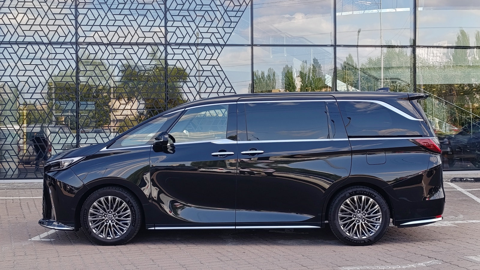 Lexus LM 350h 2025 року з пробігом 22695 км, Універсал, Лексус Київ Захід, м.Київ - 5198000 ГРН | Фото № 3