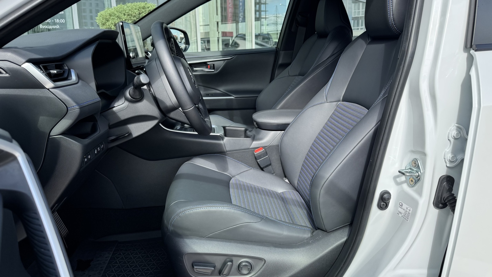Toyota RAV4 2025 року, Універсал, Тойота Центр Чернігів "Соллі-Плюс", м.Чернігів | Фото № 12 Toyota RAV4 2025 року з пробігом 1970 км, Універсал, Тойота Центр Чернігів "Соллі-Плюс", м.Чернігів - 2050000 ГРН | Фото № 12