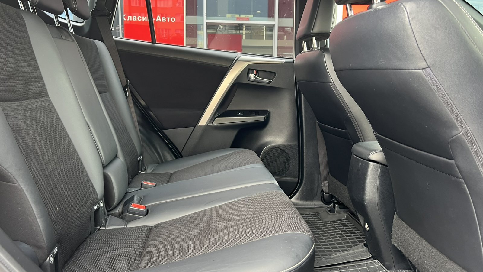 Toyota RAV4 2015 року, Універсал, Тойота Центр Івано-Франківськ "Класик-Авто", м.Івано-Франківськ | Фото № 7 Toyota RAV4 2015 року з пробігом 131820 км, Універсал, Тойота Центр Івано-Франківськ "Класик-Авто", м.Івано-Франківськ - 853100 ГРН | Фото № 7