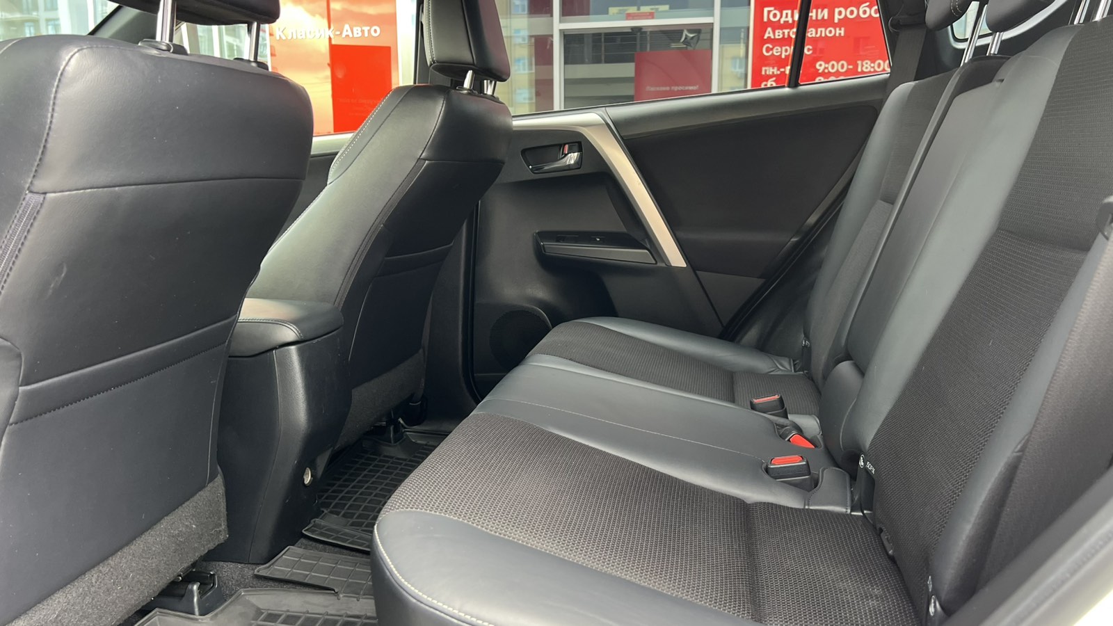Toyota RAV4 2015 року, Універсал, Тойота Центр Івано-Франківськ "Класик-Авто", м.Івано-Франківськ | Фото № 11 Toyota RAV4 2015 року з пробігом 131820 км, Універсал, Тойота Центр Івано-Франківськ "Класик-Авто", м.Івано-Франківськ - 853100 ГРН | Фото № 11
