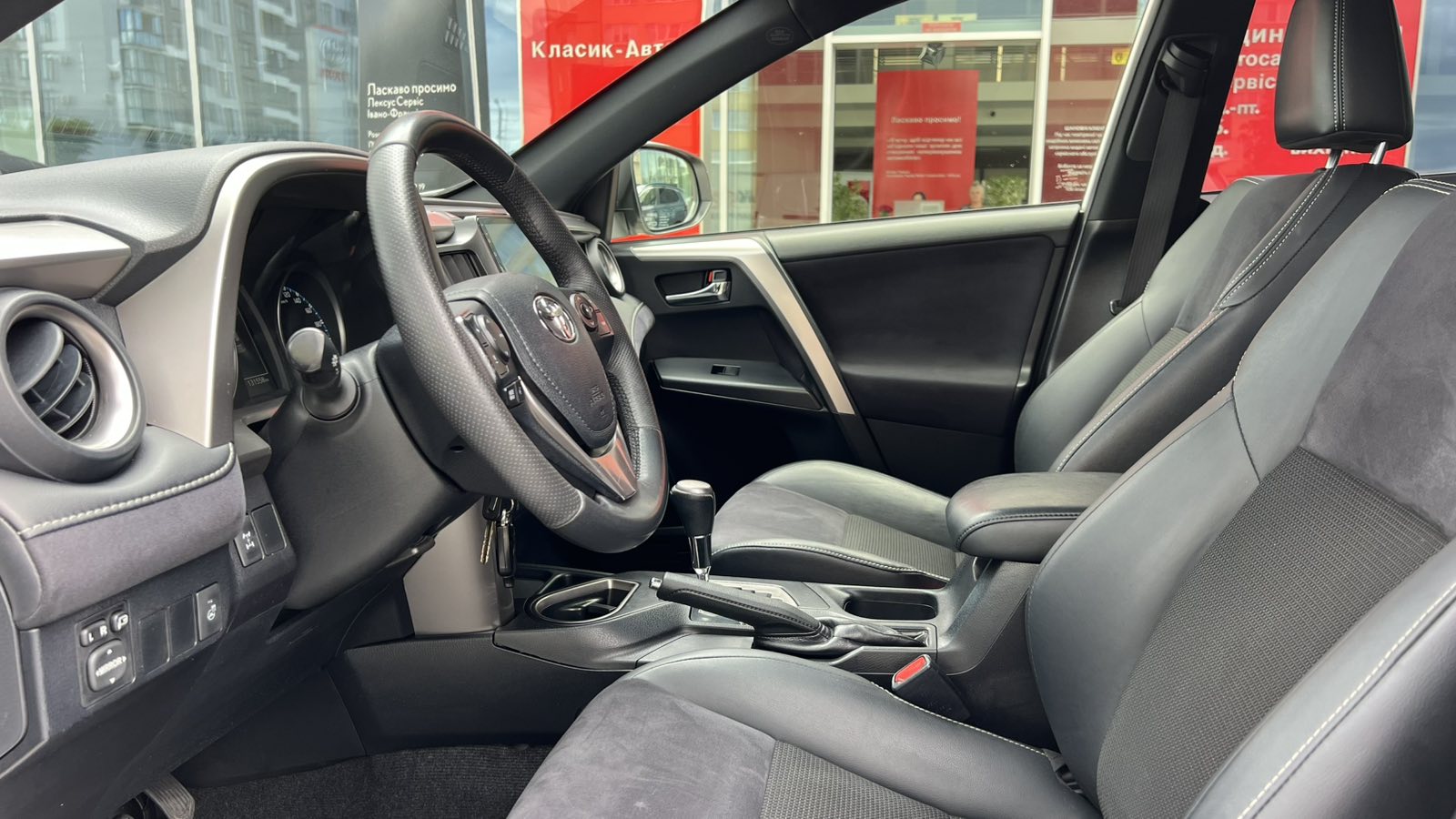 Toyota RAV4 2015 року, Універсал, Тойота Центр Івано-Франківськ "Класик-Авто", м.Івано-Франківськ | Фото № 12 Toyota RAV4 2015 року з пробігом 131820 км, Універсал, Тойота Центр Івано-Франківськ "Класик-Авто", м.Івано-Франківськ - 853100 ГРН | Фото № 12
