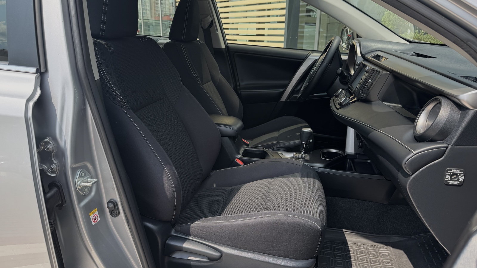 Toyota RAV4 2018 року, Універсал, Тойота Центр Чернігів "Соллі-Плюс", м.Чернігів | Фото № 6 Toyota RAV4 2018 року з пробігом 127122 км, Універсал, Тойота Центр Чернігів "Соллі-Плюс", м.Чернігів - 945000 ГРН | Фото № 6