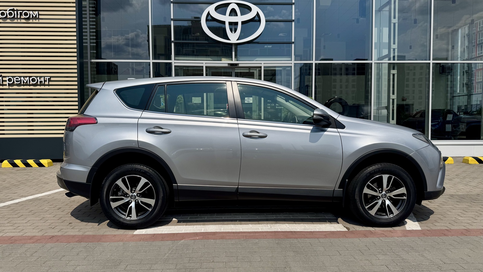 Toyota RAV4 2018 року, Універсал, Тойота Центр Чернігів "Соллі-Плюс", м.Чернігів | Фото № 16 Toyota RAV4 2018 року з пробігом 127122 км, Універсал, Тойота Центр Чернігів "Соллі-Плюс", м.Чернігів - 945000 ГРН | Фото № 16