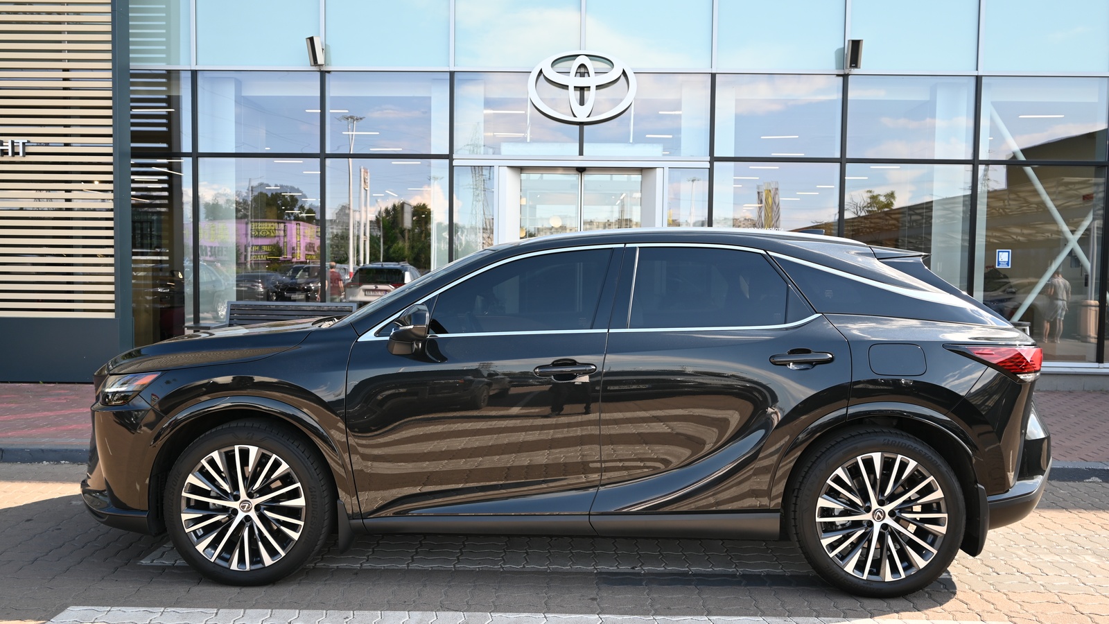 Lexus RX 350h 2023 року з пробігом 51836 км, Універсал, Тойота Центр Київ "Сіті Плаза", м.Київ - 3300400 ГРН | Фото № 3