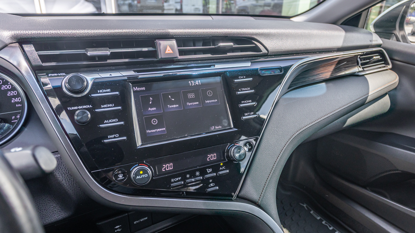 Toyota CAMRY 2019 року, Седан, Тойота Центр Дніпро "Алмаз Мотор" на Запорізькому шосе, м.Дніпро | Фото № 15 Toyota CAMRY 2019 року з пробігом 87001 км, Седан, Тойота Центр Дніпро "Алмаз Мотор" на Запорізькому шосе, м.Дніпро - 1012500 ГРН | Фото № 15