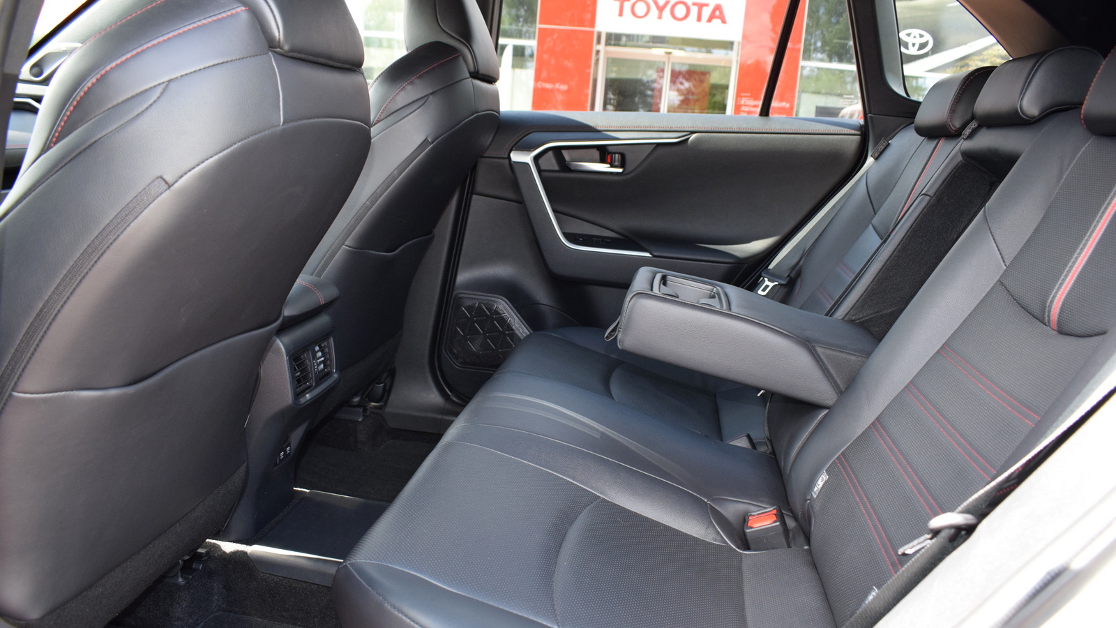 Toyota RAV4 Plug-In 2021 року, Ліфтбек, Тойота Центр Житомир "Стар - Кар", м.Житомир | Фото № 11 Toyota RAV4 Plug-In 2021 року з пробігом 112282 км, Ліфтбек, Тойота Центр Житомир "Стар - Кар", м.Житомир - 1926210 ГРН | Фото № 11