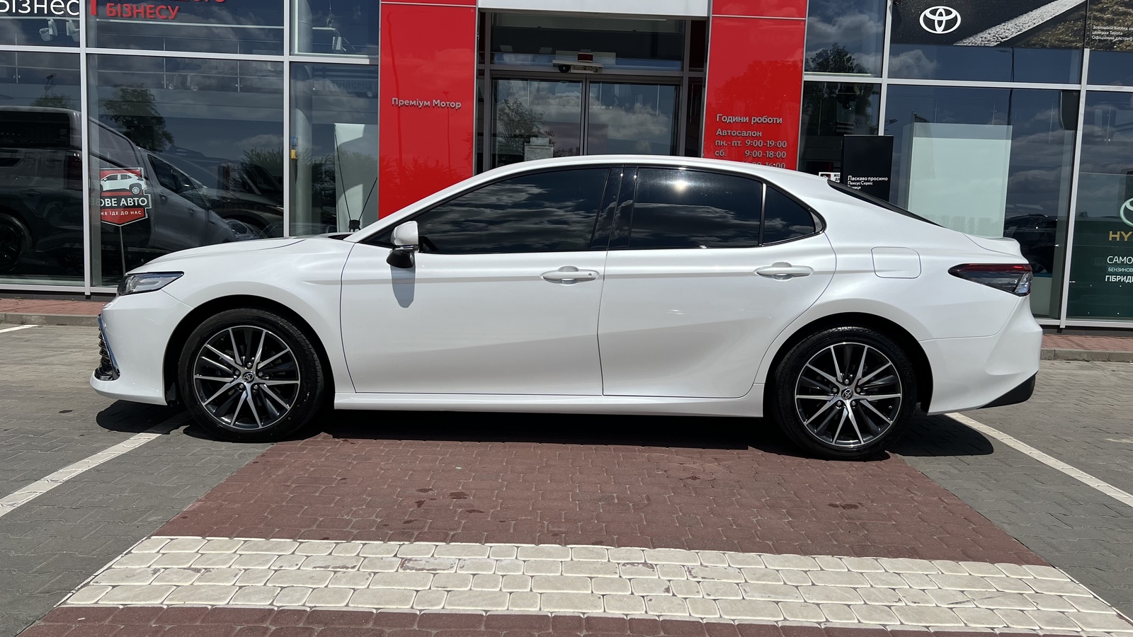 Toyota CAMRY 2023 року, Седан, Тойота Центр Вінниця "Преміум Мотор", м.Вінниця | Фото № 3 Toyota CAMRY 2023 року з пробігом 35898 км, Седан, Тойота Центр Вінниця "Преміум Мотор", м.Вінниця - 1710000 ГРН | Фото № 3