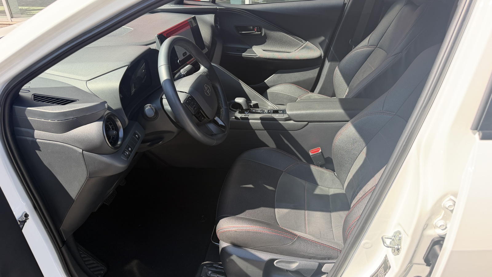 Toyota C-HR 2023 року, Хетчбек, Тойота Центр Кривий Ріг "Алмаз Сістем", м.Кривий Ріг | Фото № 12 Toyota C-HR 2023 року з пробігом 65579 км, Хетчбек, Тойота Центр Кривий Ріг "Алмаз Сістем", м.Кривий Ріг - 1320000 ГРН | Фото № 12