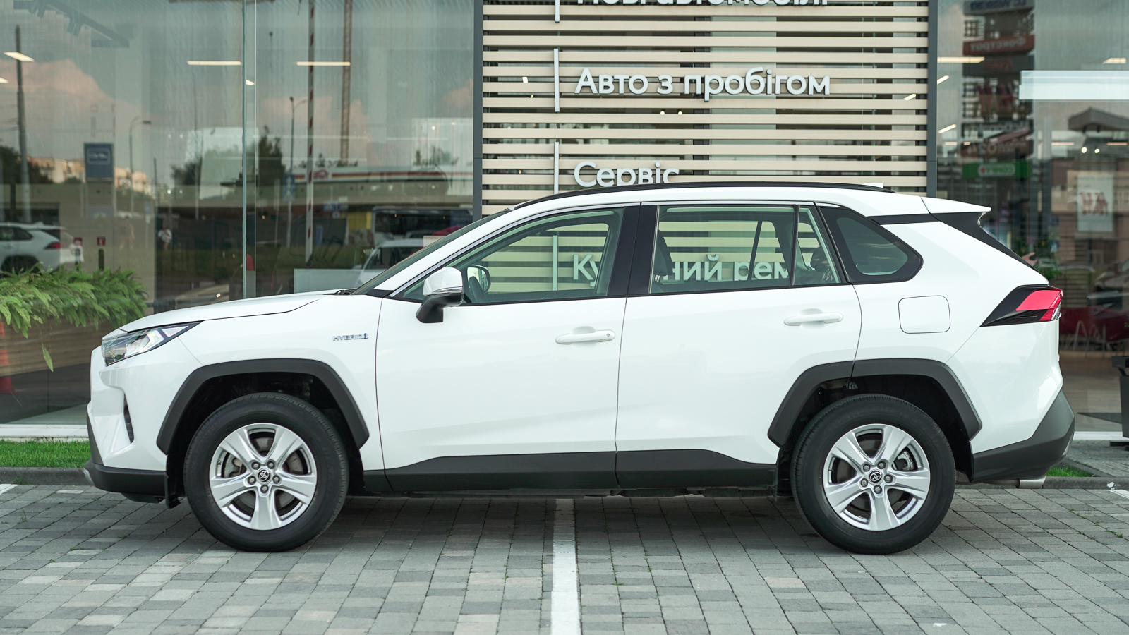 Toyota RAV4 2021 року, Універсал, Тойота Центр Львів "Діамант", м.Львів | Фото № 3 Toyota RAV4 2021 року з пробігом 71420 км, Універсал, Тойота Центр Львів "Діамант", м.Львів - 1443200 ГРН | Фото № 3