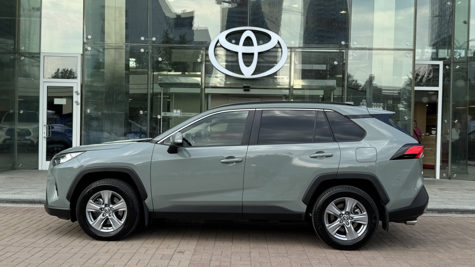Toyota RAV4 2025 року, Універсал, Тойота Центр Київ "Автосаміт Укравто", м.Київ | Фото № 3 Toyota RAV4 2025 року з пробігом 15647 км, Універсал, Тойота Центр Київ "Автосаміт Укравто", м.Київ - 2028000 ГРН | Фото № 3