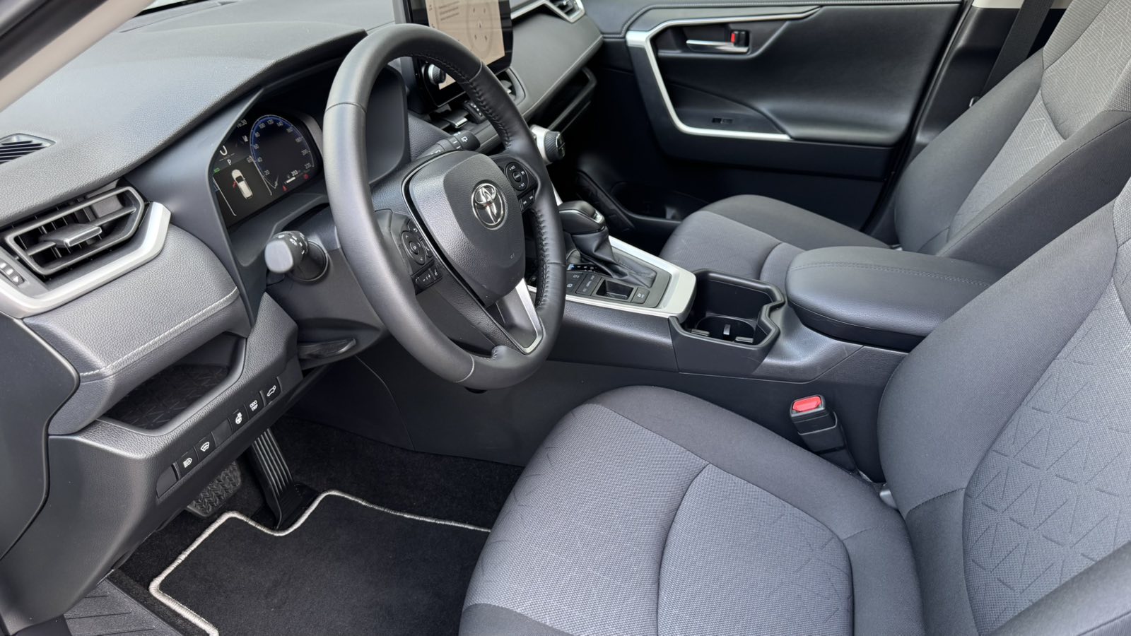Toyota RAV4 2025 року, Універсал, Тойота Центр Київ "Автосаміт Укравто", м.Київ | Фото № 12 Toyota RAV4 2025 року з пробігом 15647 км, Універсал, Тойота Центр Київ "Автосаміт Укравто", м.Київ - 2028000 ГРН | Фото № 12
