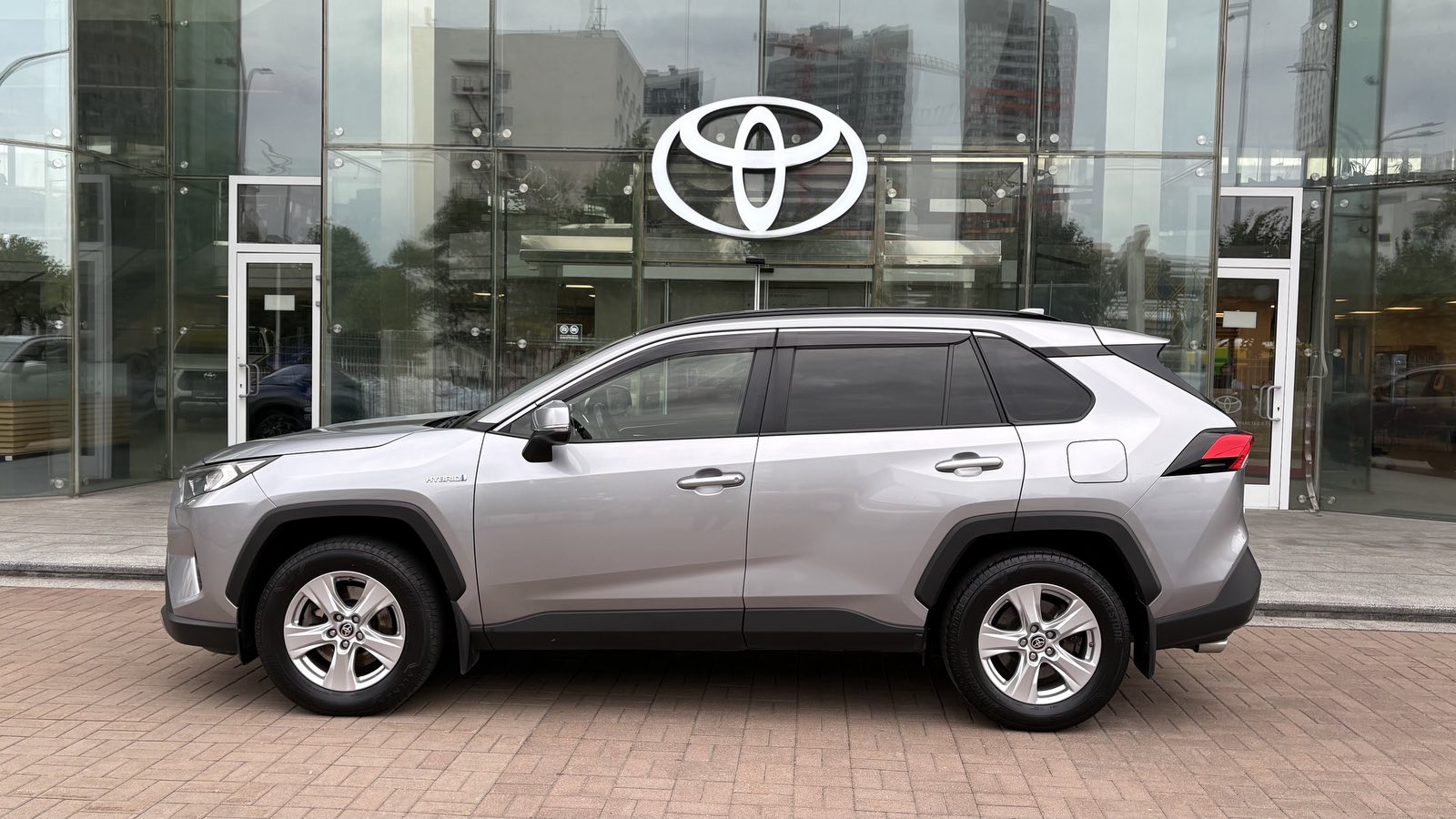 Toyota RAV4 2021 року, Універсал, Тойота Центр Київ "Автосаміт Укравто", м.Київ | Фото № 3 Toyota RAV4 2021 року з пробігом 75634 км, Універсал, Тойота Центр Київ "Автосаміт Укравто", м.Київ - 1612000 ГРН | Фото № 3