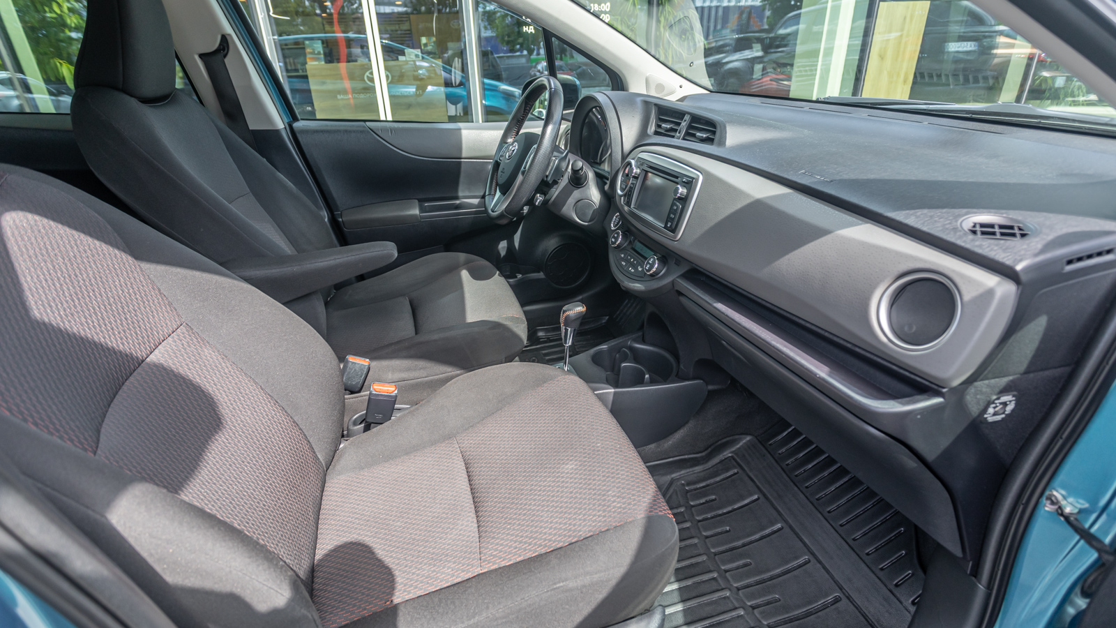 Toyota YARIS 2012 року, Хетчбек, Тойота Центр Дніпро "Алмаз Мотор" на Запорізькому шосе, м.Дніпро | Фото № 6 Toyota YARIS 2012 року з пробігом 101108 км, Хетчбек, Тойота Центр Дніпро "Алмаз Мотор" на Запорізькому шосе, м.Дніпро - 495000 ГРН | Фото № 6