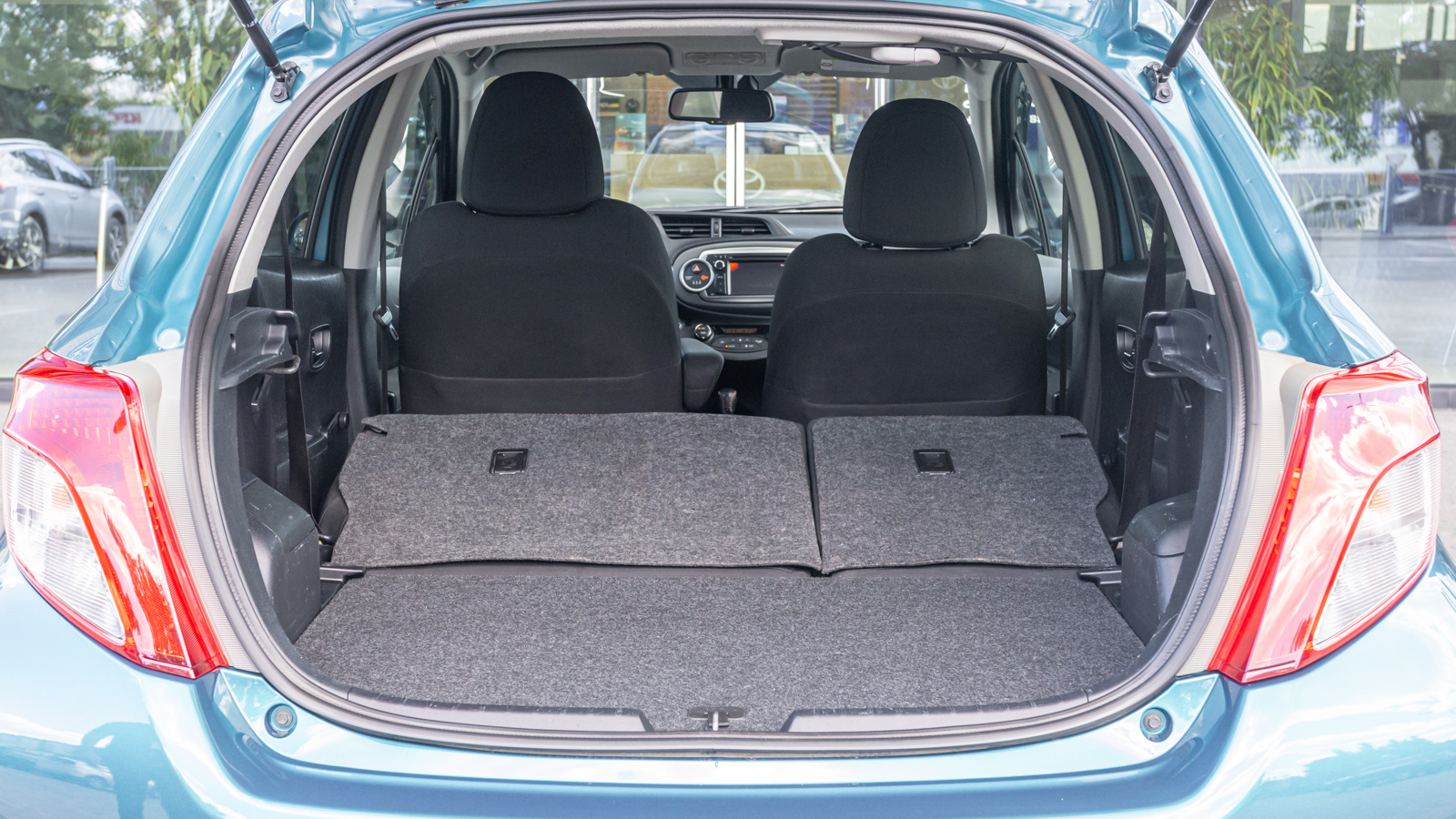 Toyota YARIS 2012 року, Хетчбек, Тойота Центр Дніпро "Алмаз Мотор" на Запорізькому шосе, м.Дніпро | Фото № 13 Toyota YARIS 2012 року з пробігом 101108 км, Хетчбек, Тойота Центр Дніпро "Алмаз Мотор" на Запорізькому шосе, м.Дніпро - 495000 ГРН | Фото № 13