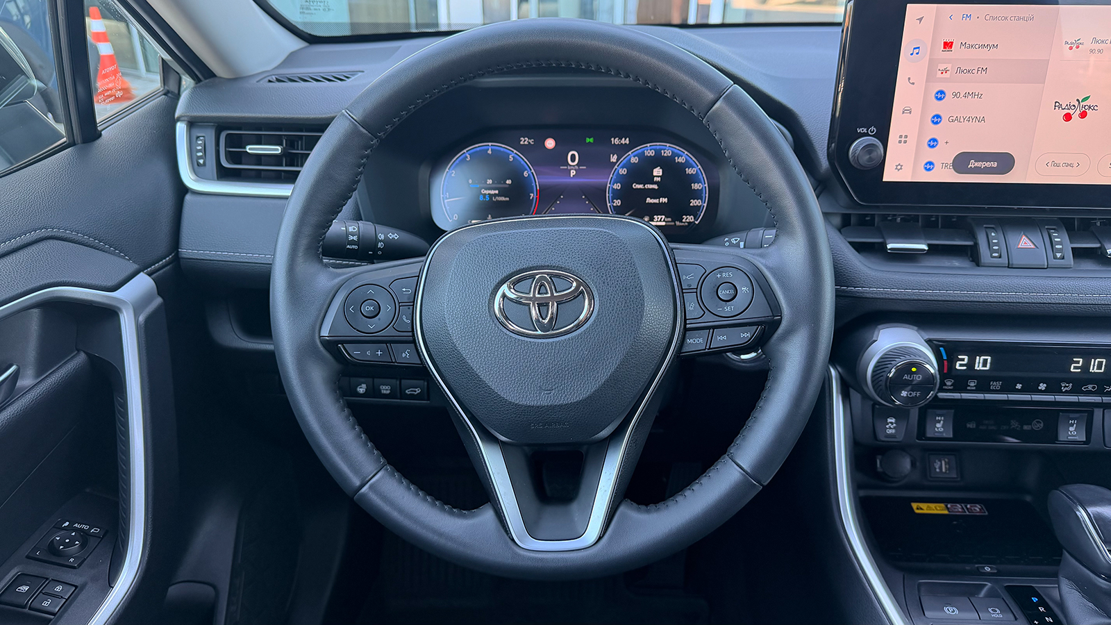 Toyota RAV4 2023 року, Універсал, Тойота Центр Рівне "Агат Авто", м.Рівне | Фото № 13 Toyota RAV4 2023 року з пробігом 30034 км, Універсал, Тойота Центр Рівне "Агат Авто", м.Рівне - 1519800 ГРН | Фото № 13