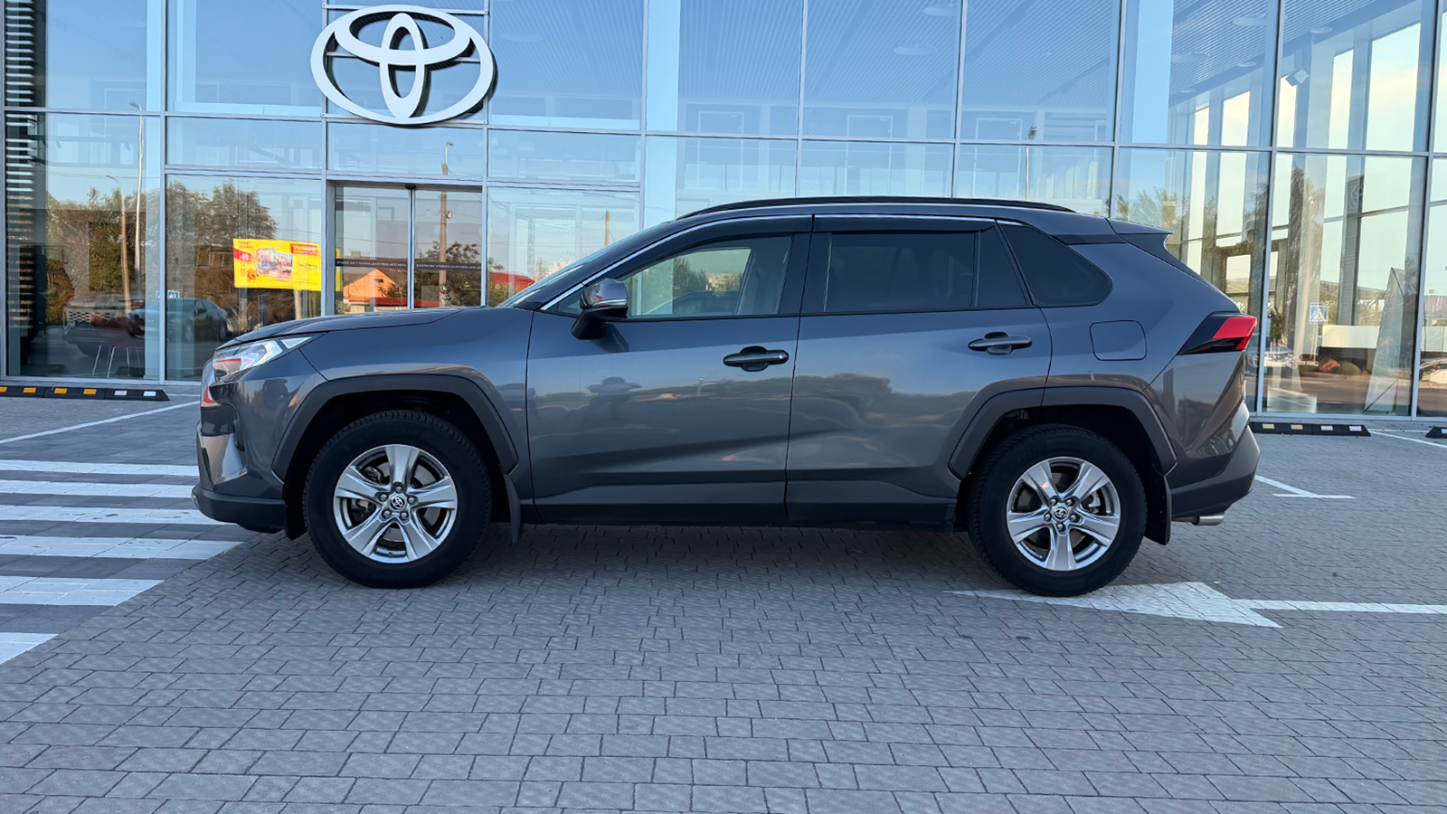 Toyota RAV4 2023 року з пробігом 57978 км, Універсал, Тойота Центр Рівне "Агат Авто", м.Рівне - 1357440 ГРН | Фото № 3