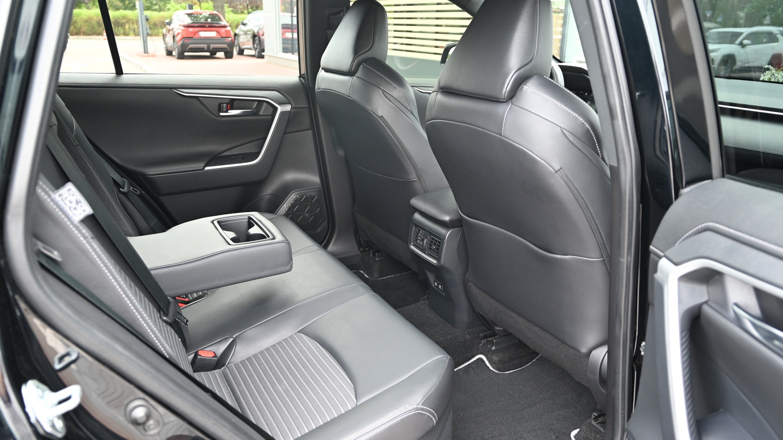 Toyota RAV4 2021 року, Універсал, Тойота Центр Київ "Сіті Плаза", м.Київ | Фото № 7 Toyota RAV4 2021 року з пробігом 92000 км, Універсал, Тойота Центр Київ "Сіті Плаза", м.Київ - 1514688 ГРН | Фото № 7