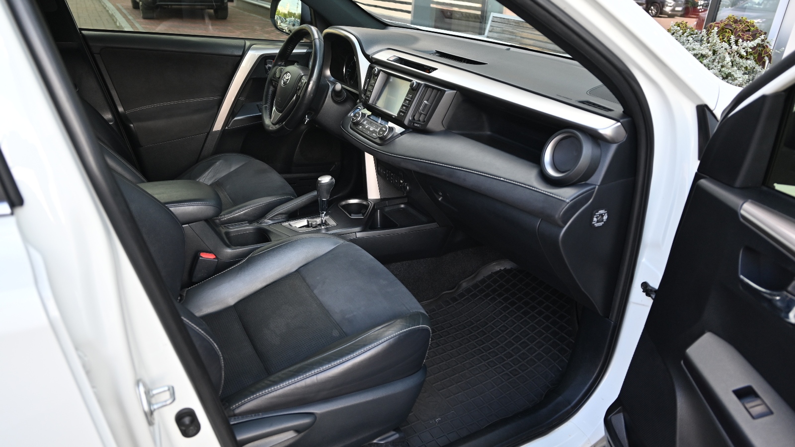Toyota RAV4 2018 року, Універсал, Тойота Центр Київ "Сіті Плаза", м.Київ | Фото № 6 Toyota RAV4 2018 року з пробігом 115179 км, Універсал, Тойота Центр Київ "Сіті Плаза", м.Київ - 1024373 ГРН | Фото № 6
