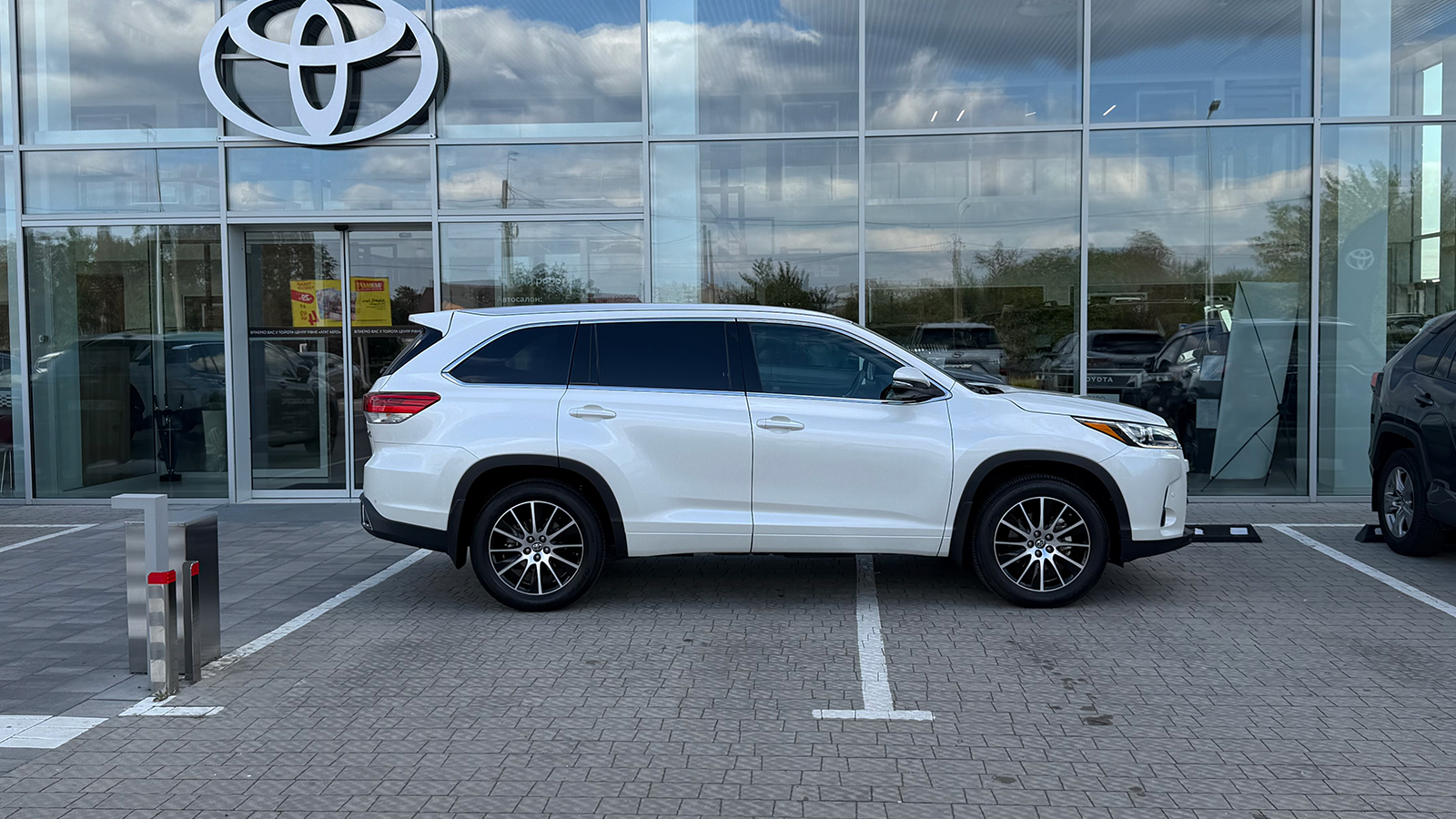 Toyota HIGHLANDER 2018 року, Універсал, Тойота Центр Рівне "Агат Авто", м.Рівне | Фото № 17 Toyota HIGHLANDER 2018 року з пробігом 13566 км, Універсал, Тойота Центр Рівне "Агат Авто", м.Рівне - 1676250 ГРН | Фото № 17