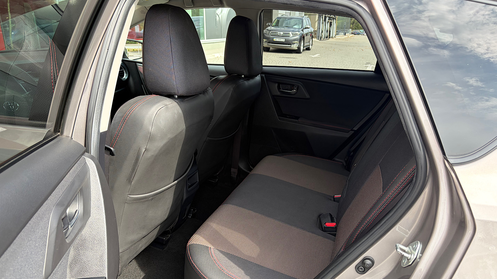 Toyota AURIS 2012 року, Хетчбек, Тойота Центр Запоріжжя "Восток Автомир", м.Запоріжжя | Фото № 11 Toyota AURIS 2012 року з пробігом 121362 км, Хетчбек, Тойота Центр Запоріжжя "Восток Автомир", м.Запоріжжя - 560000 ГРН | Фото № 11