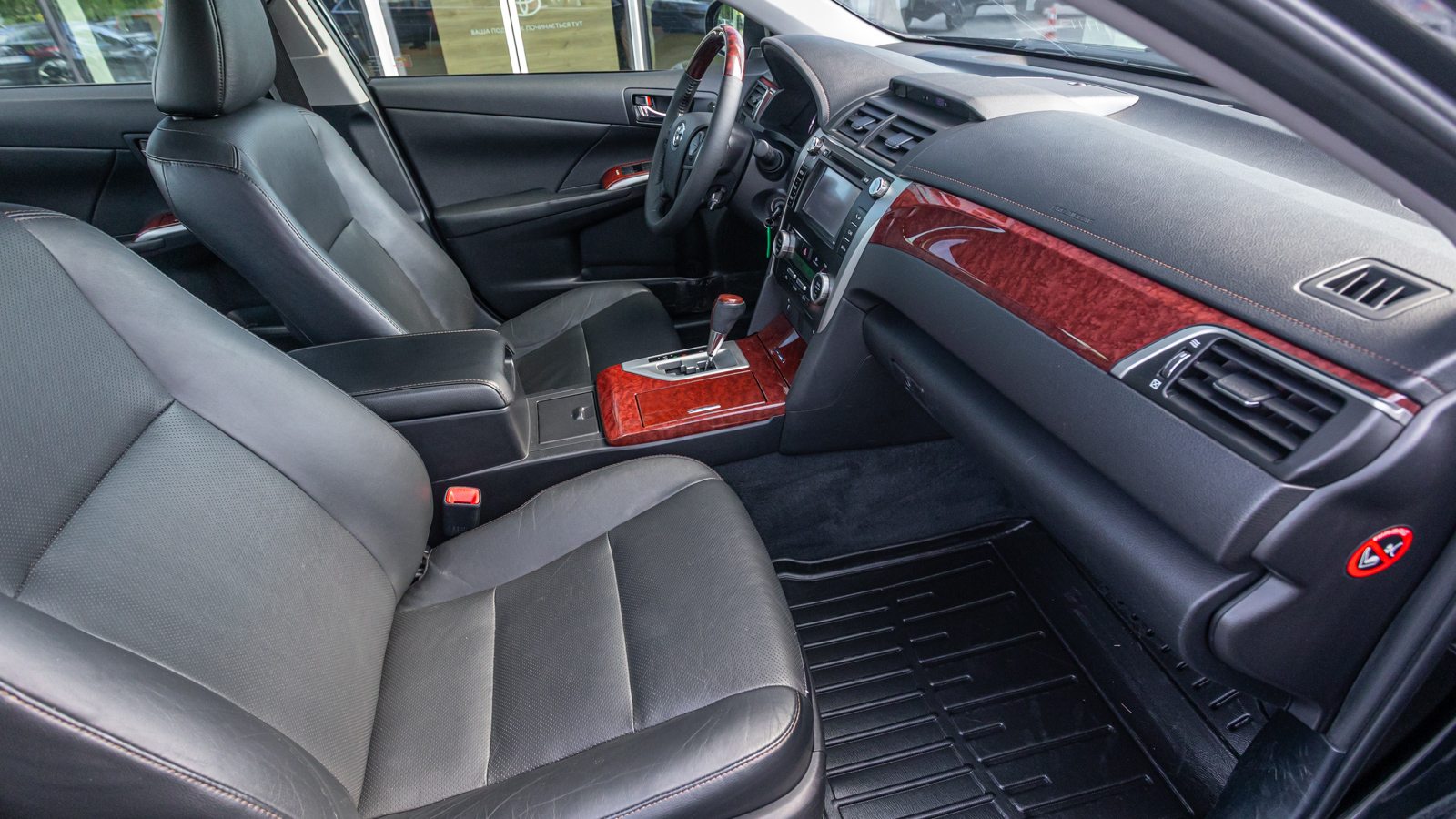 Toyota CAMRY 2014 року, Седан, Тойота Центр Дніпро "Алмаз Мотор" на Запорізькому шосе, м.Дніпро | Фото № 6 Toyota CAMRY 2014 року з пробігом 118116 км, Седан, Тойота Центр Дніпро "Алмаз Мотор" на Запорізькому шосе, м.Дніпро - 675000 ГРН | Фото № 6