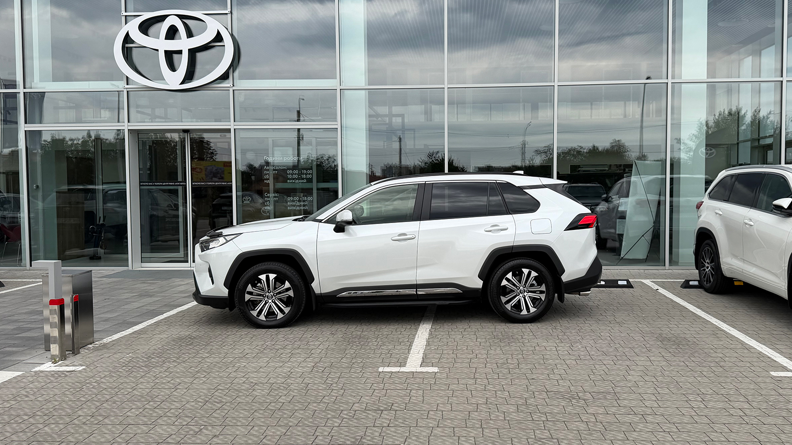 Toyota RAV4 2023 року, Універсал, Тойота Центр Рівне "Агат Авто", м.Рівне | Фото № 3 Toyota RAV4 2023 року з пробігом 37704 км, Універсал, Тойота Центр Рівне "Агат Авто", м.Рівне - 1743300 ГРН | Фото № 3