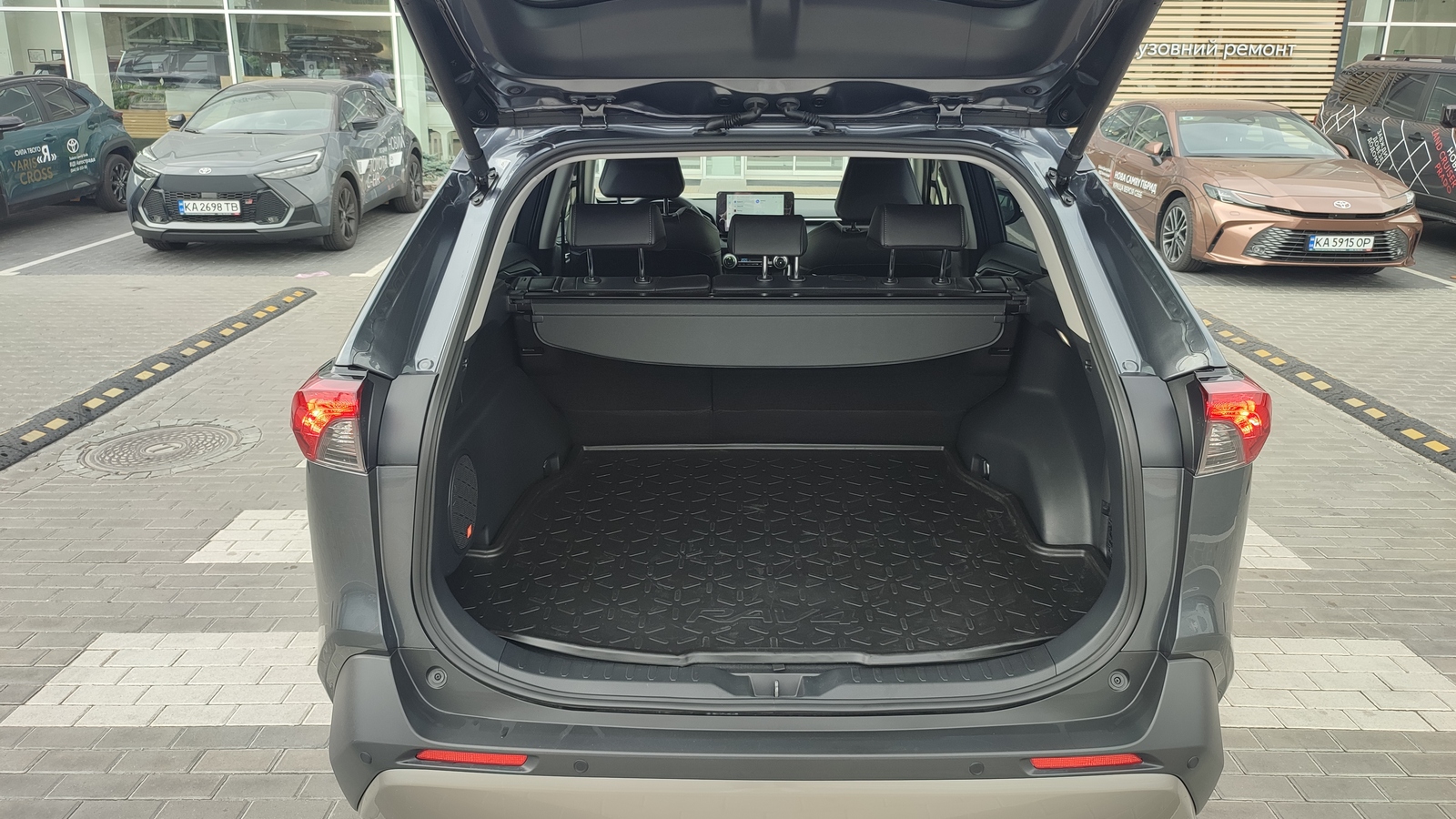 Toyota RAV4 2024 року, Універсал, Тойота Центр Київ "ВіДі Автострада", м.Київ | Фото № 10 Toyota RAV4 2024 року з пробігом 45170 км, Універсал, Тойота Центр Київ "ВіДі Автострада", м.Київ - 2070000 ГРН | Фото № 10
