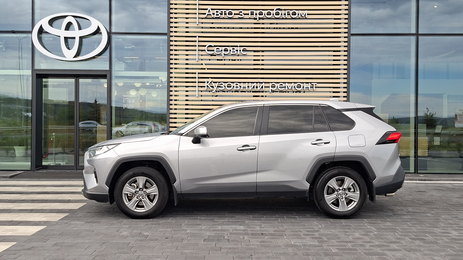 Toyota RAV4 2023 року, Універсал, Тойота Центр Ужгород "Карат Мотор", м.Ужгород | Фото № 3 Toyota RAV4 2023 року з пробігом 43950 км, Універсал, Тойота Центр Ужгород "Карат Мотор", м.Ужгород - 1597000 ГРН | Фото № 3