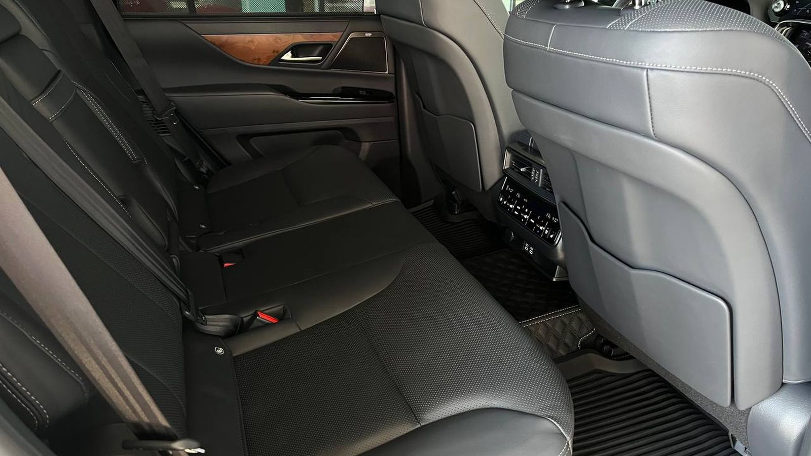 Lexus LX 2025 року, Універсал, Тойота Центр Хмельницький "Гранд Мотор", м.Хмельницький | Фото № 7 Lexus LX 2025 року з пробігом 32697 км, Універсал, Тойота Центр Хмельницький "Гранд Мотор", м.Хмельницький - 5665000 ГРН | Фото № 7